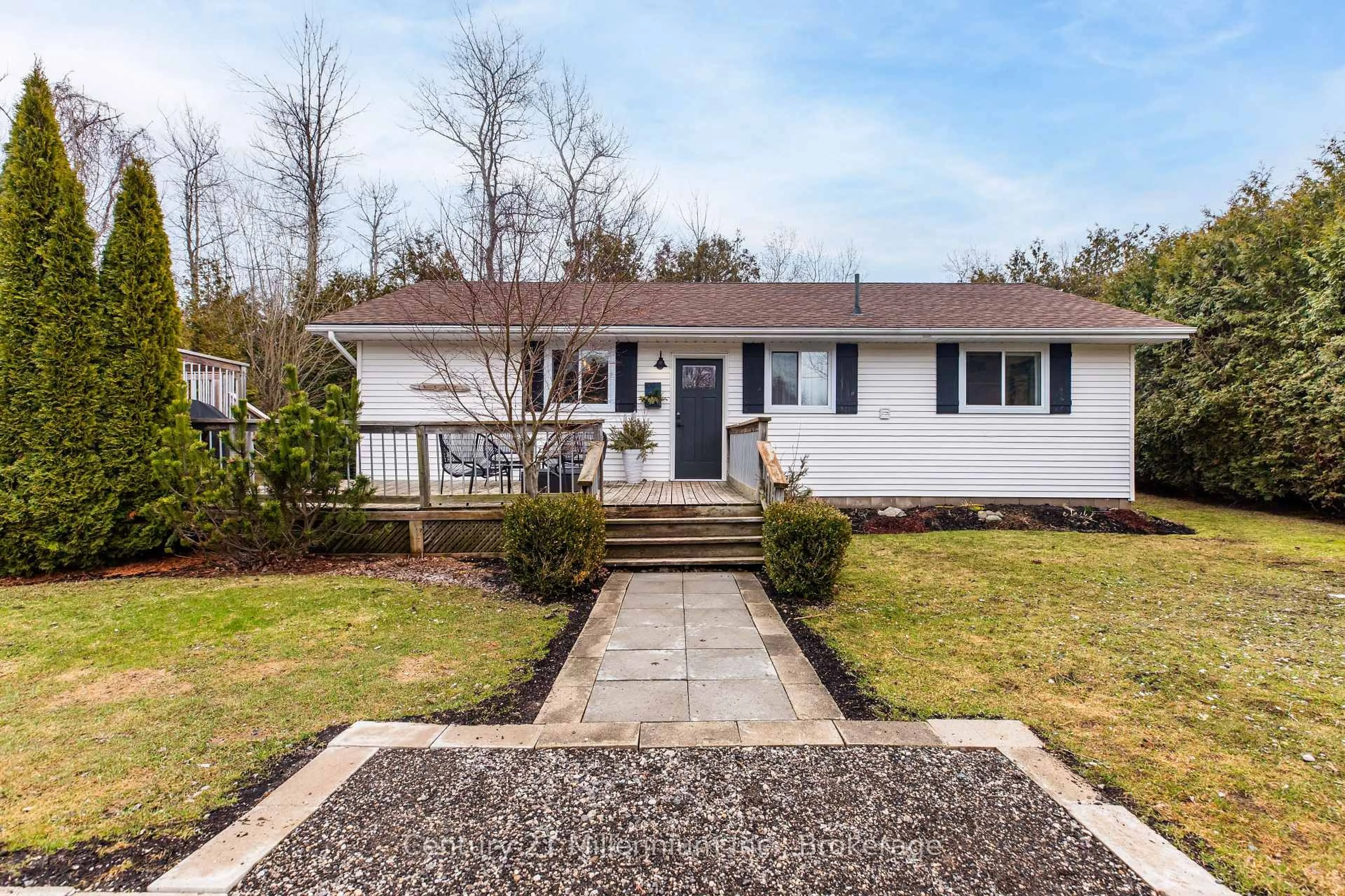 Home with vinyl exterior material, street for 100 South Rankin St, Saugeen Shores Ontario N0H 2L0