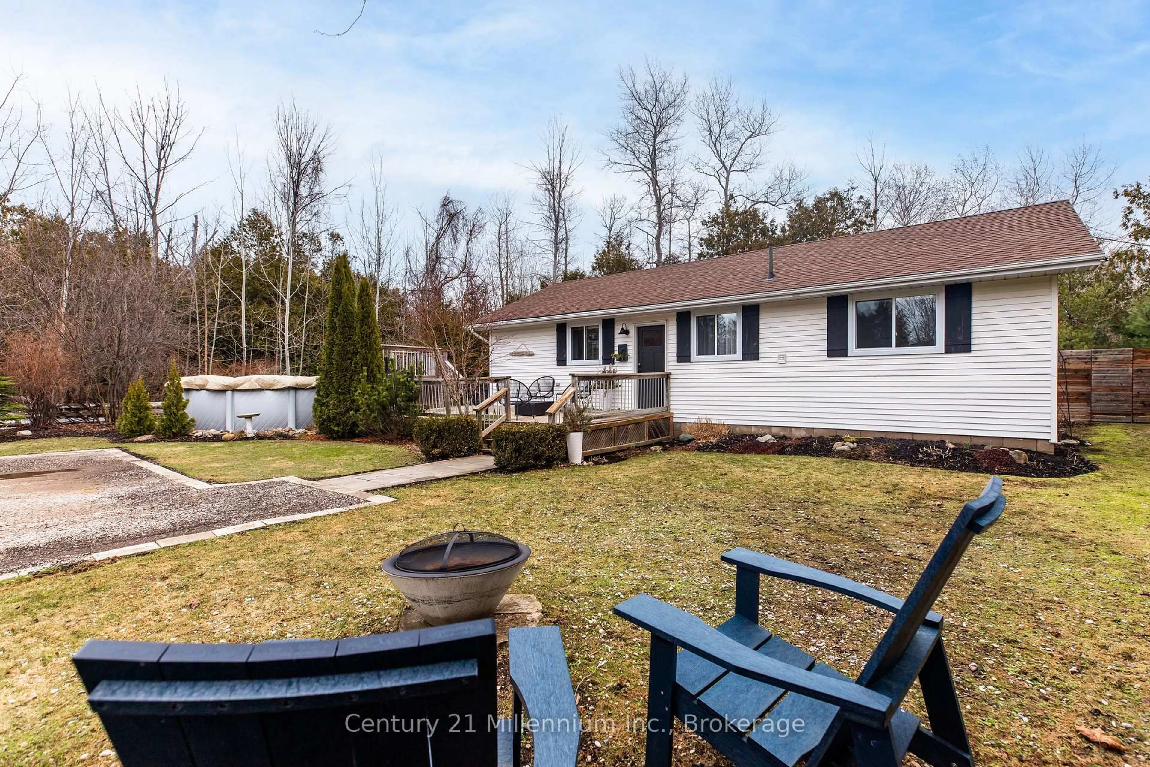 A pic from outside/outdoor area/front of a property/back of a property/a pic from drone, unknown for 100 South Rankin St, Saugeen Shores Ontario N0H 2L0