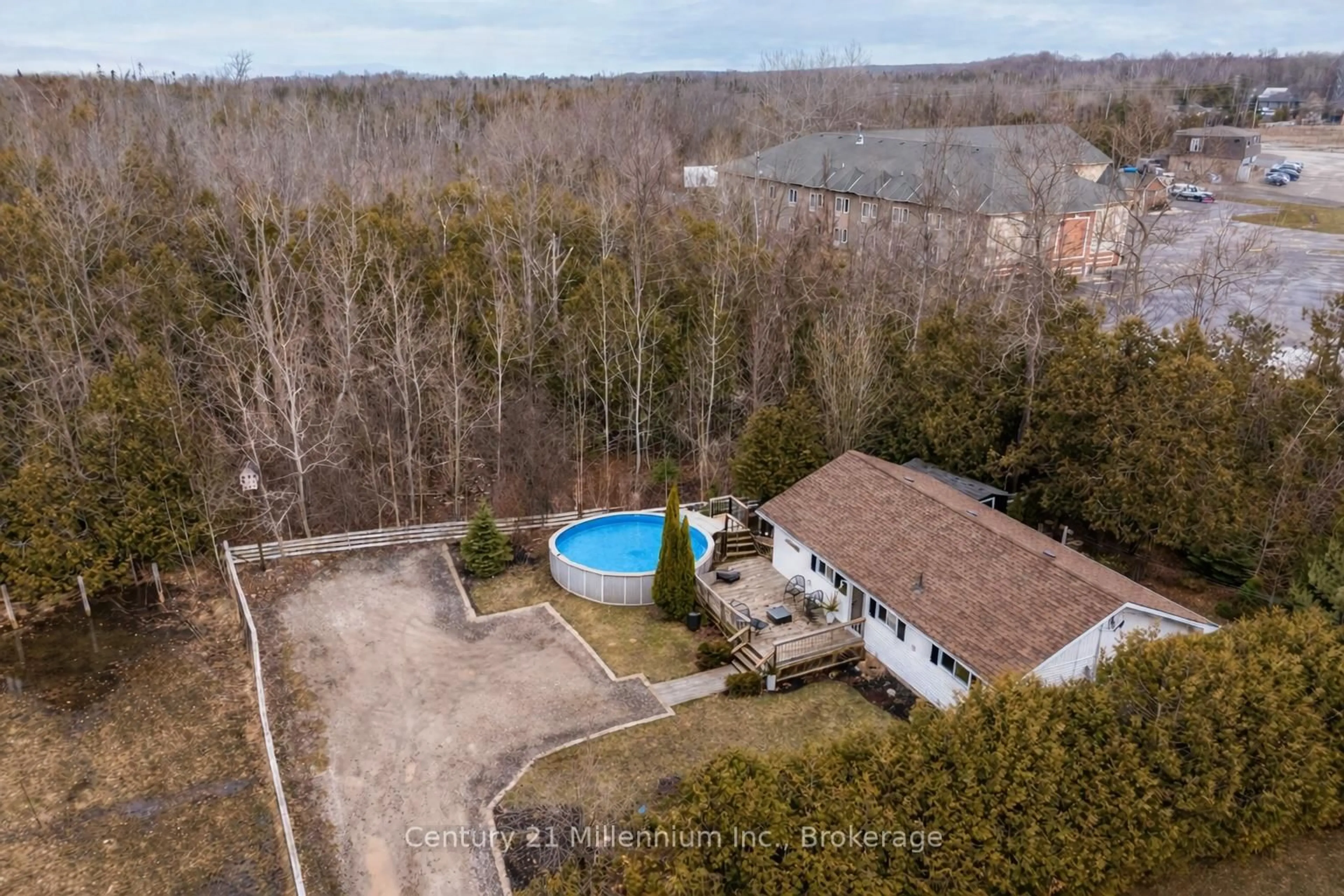 A pic from outside/outdoor area/front of a property/back of a property/a pic from drone, unknown for 100 South Rankin St, Saugeen Shores Ontario N0H 2L0