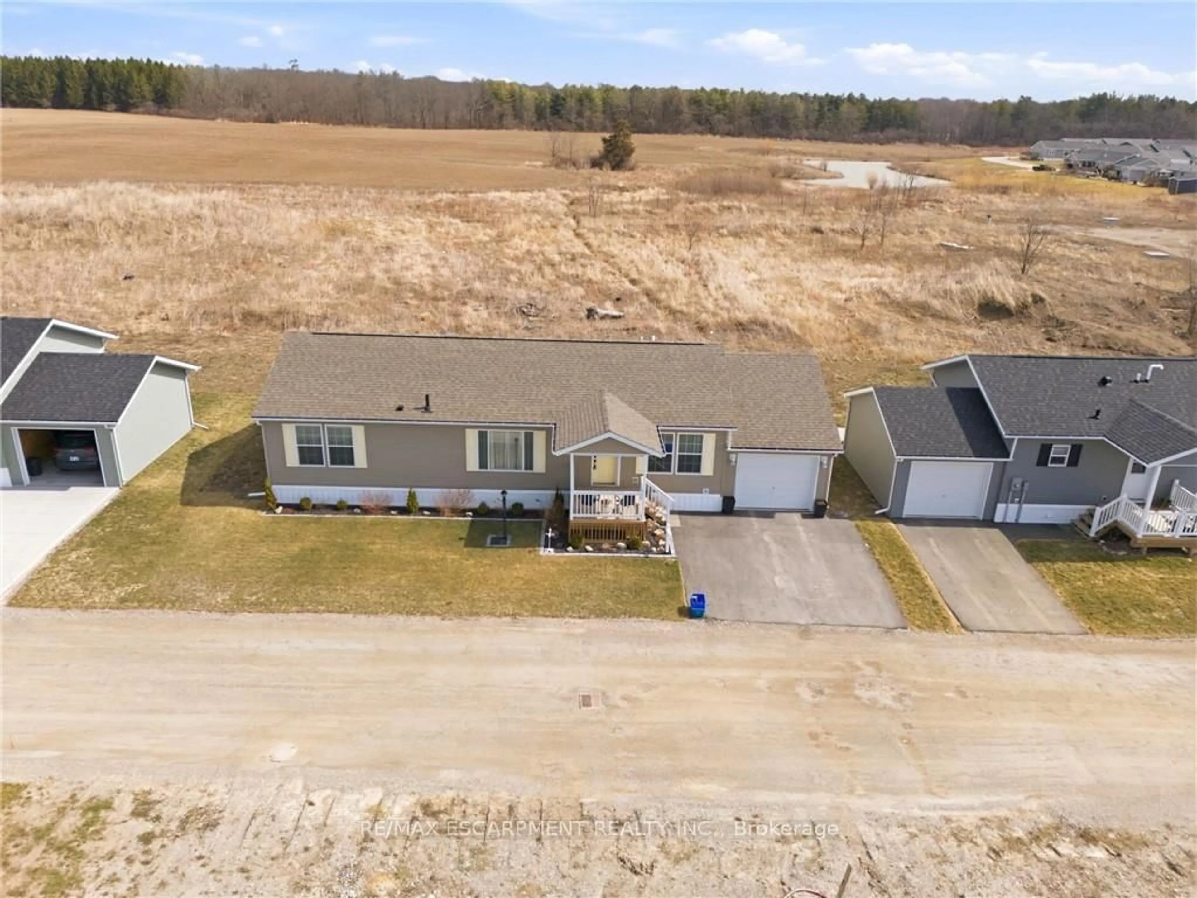 A pic from outside/outdoor area/front of a property/back of a property/a pic from drone, building for 20 Hickory Hllw, Haldimand Ontario N0A 1L0