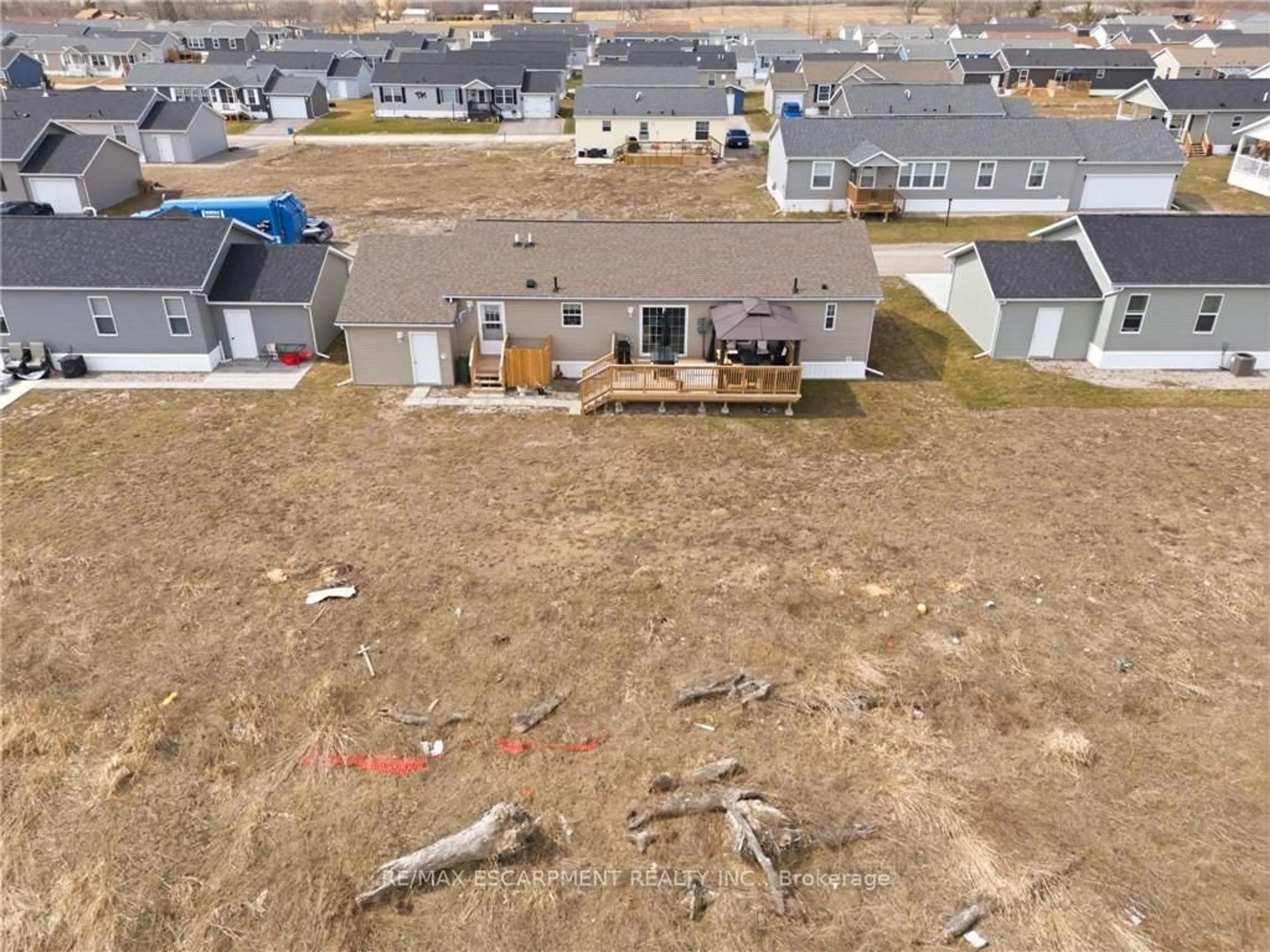 A pic from outside/outdoor area/front of a property/back of a property/a pic from drone, unknown for 20 Hickory Hllw, Haldimand Ontario N0A 1L0