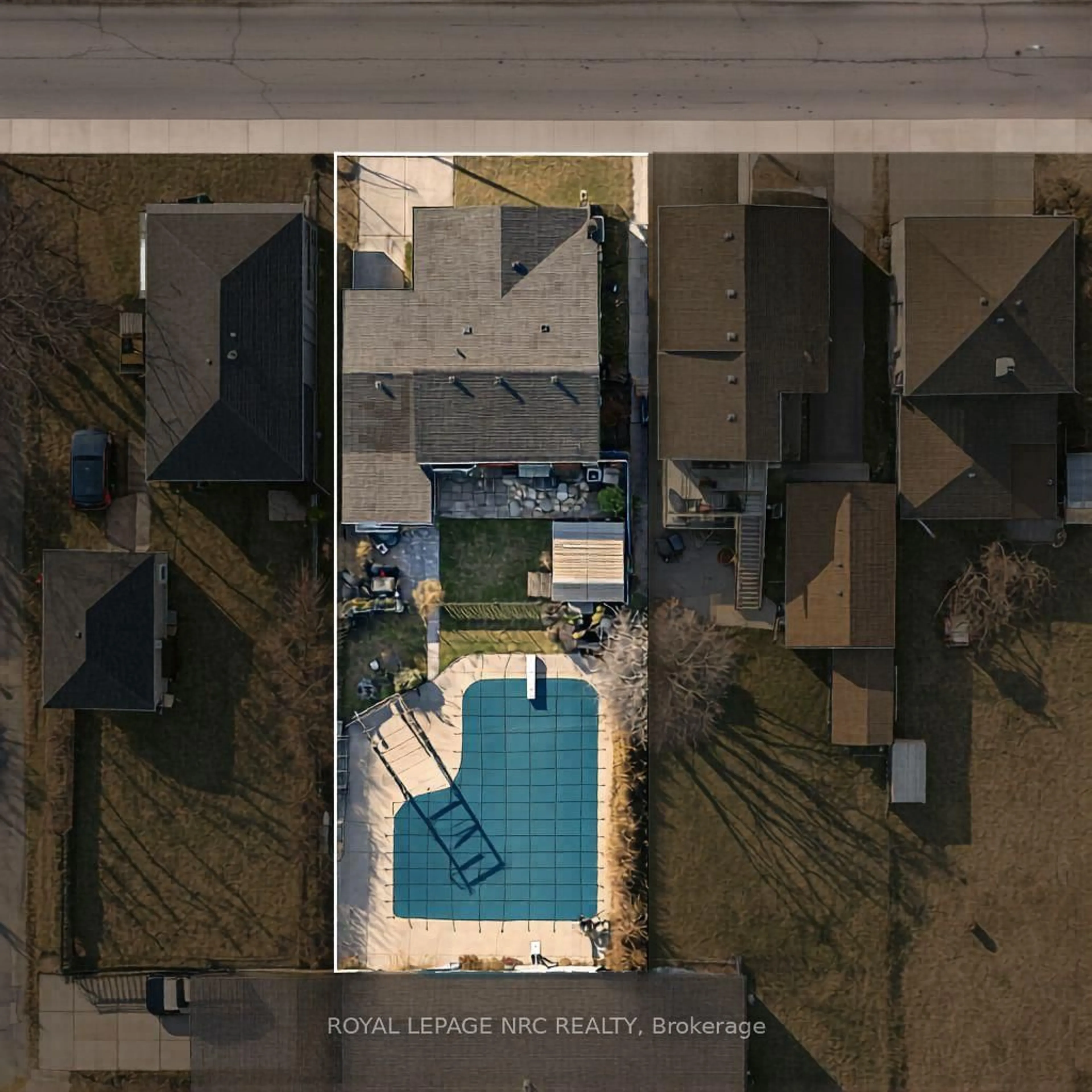 A pic from outside/outdoor area/front of a property/back of a property/a pic from drone, city buildings view from balcony for 68 Pine St, Thorold Ontario L2V 3L4