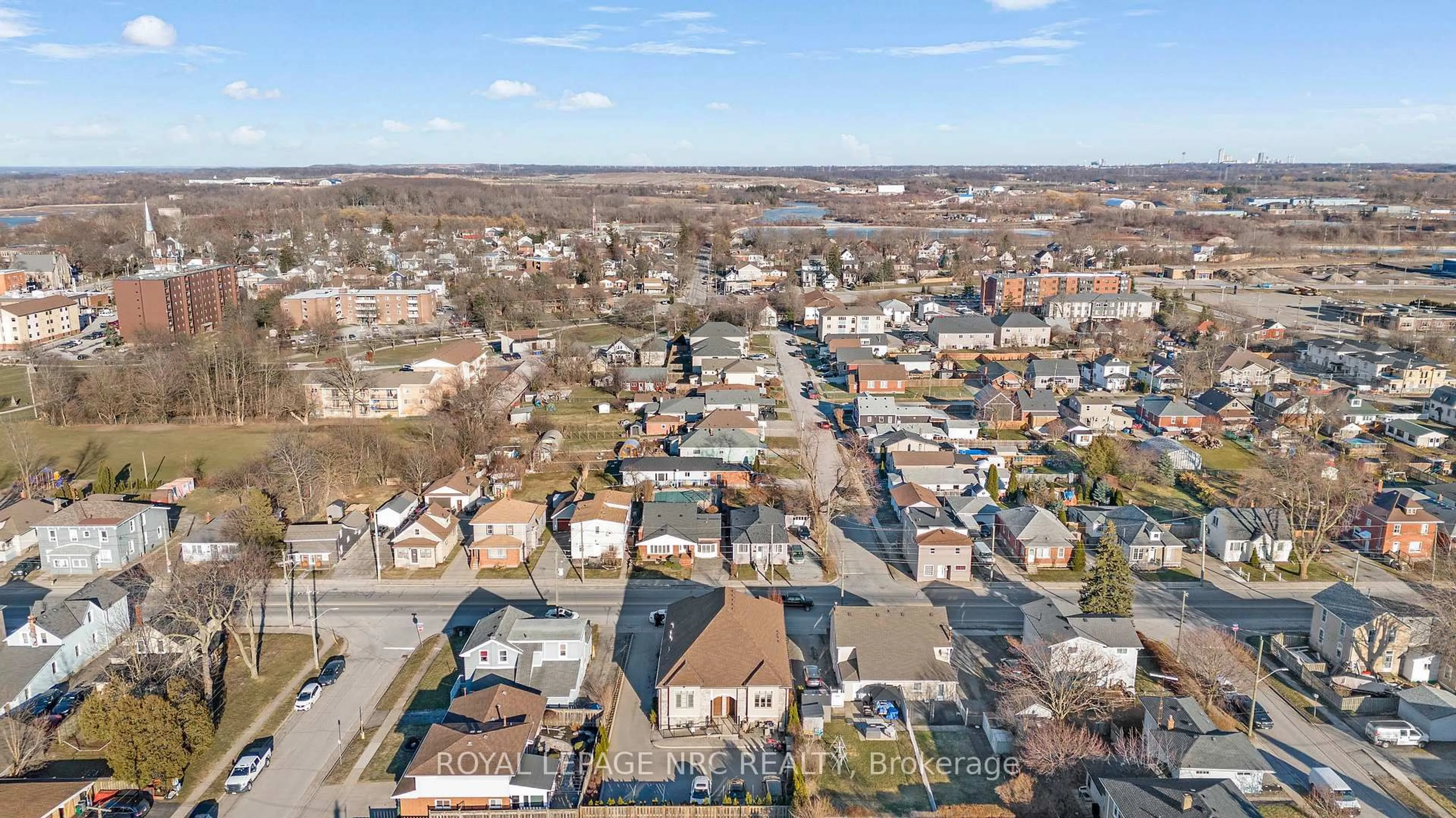 A pic from outside/outdoor area/front of a property/back of a property/a pic from drone, street for 68 Pine St, Thorold Ontario L2V 3L4