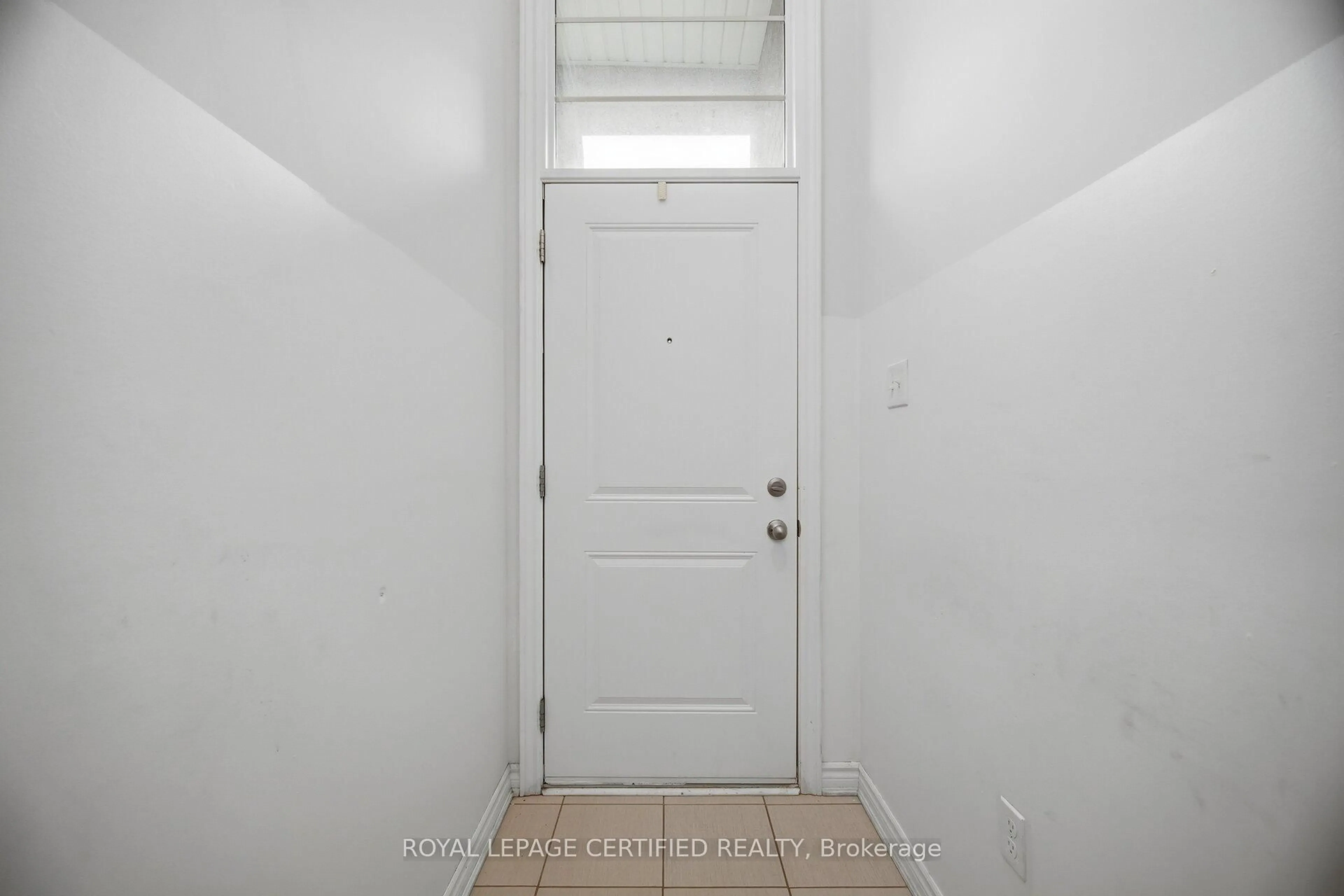 Indoor entryway for 383 Dundas St #22, Hamilton Ontario L8B 1X6