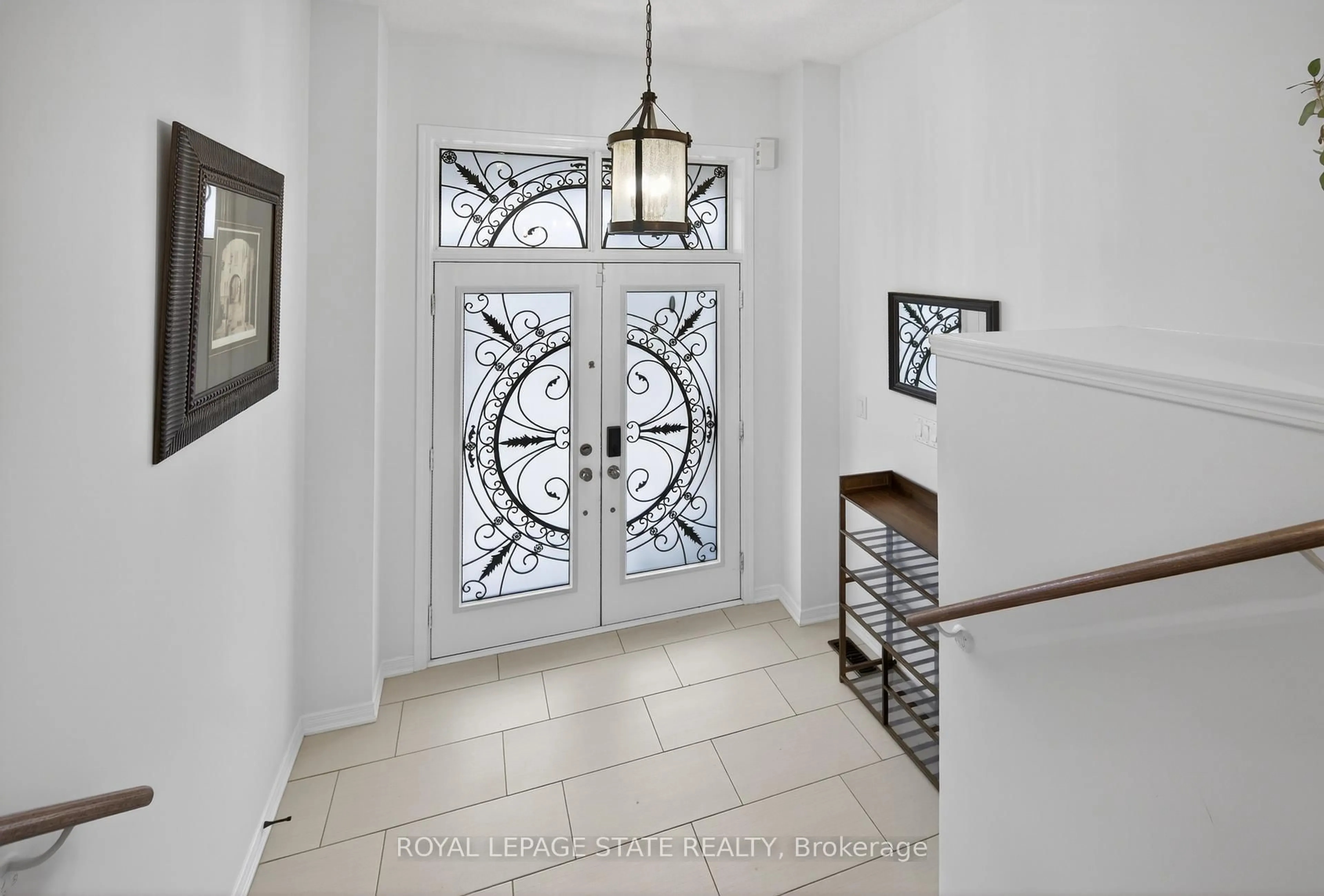 Indoor entryway for 30 Patterson Dr, Haldimand Ontario N3W 0B8