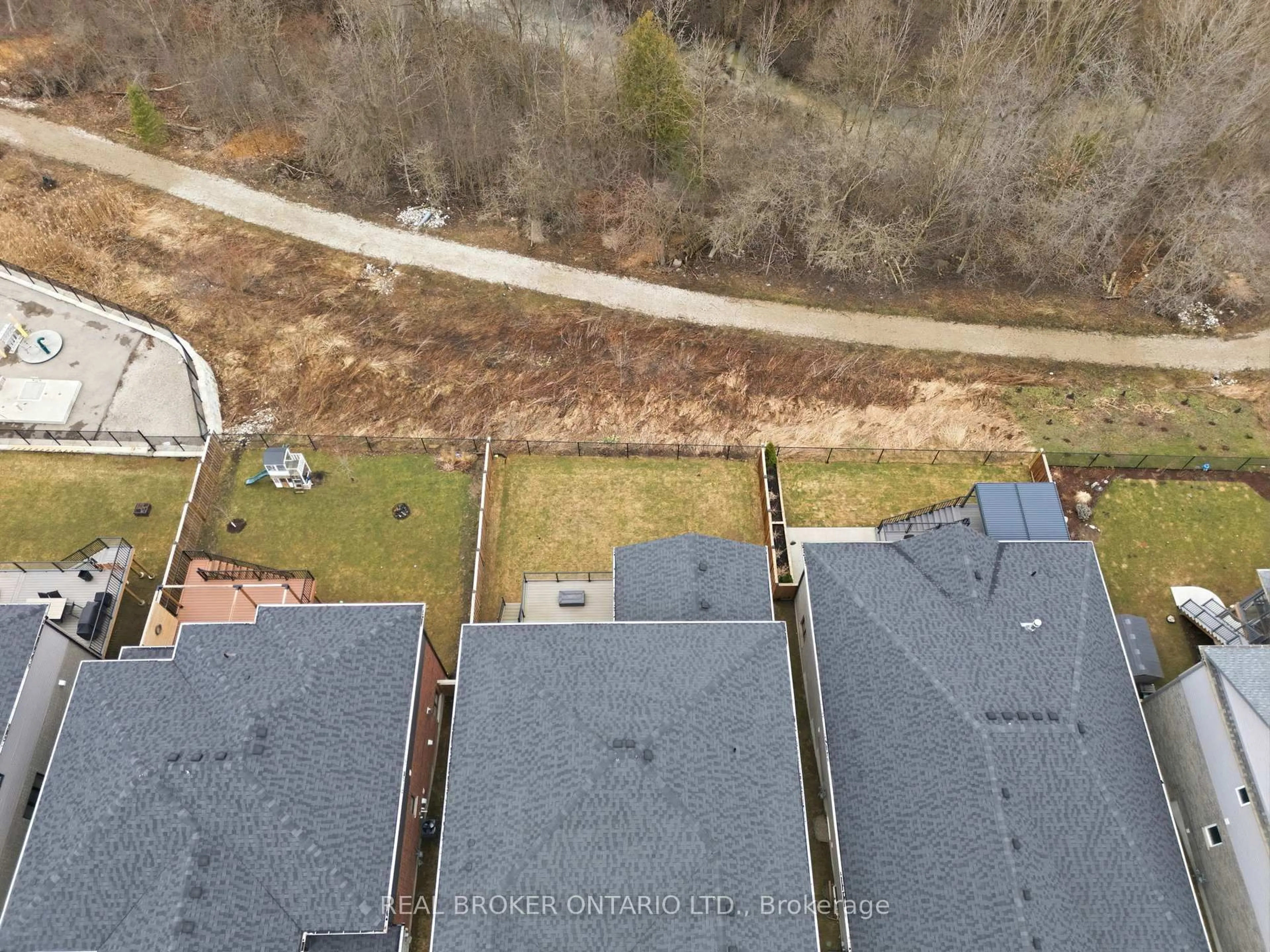 A pic from outside/outdoor area/front of a property/back of a property/a pic from drone, unknown for 39 Mill Race Cres, Woolwich Ontario N0B 2N0