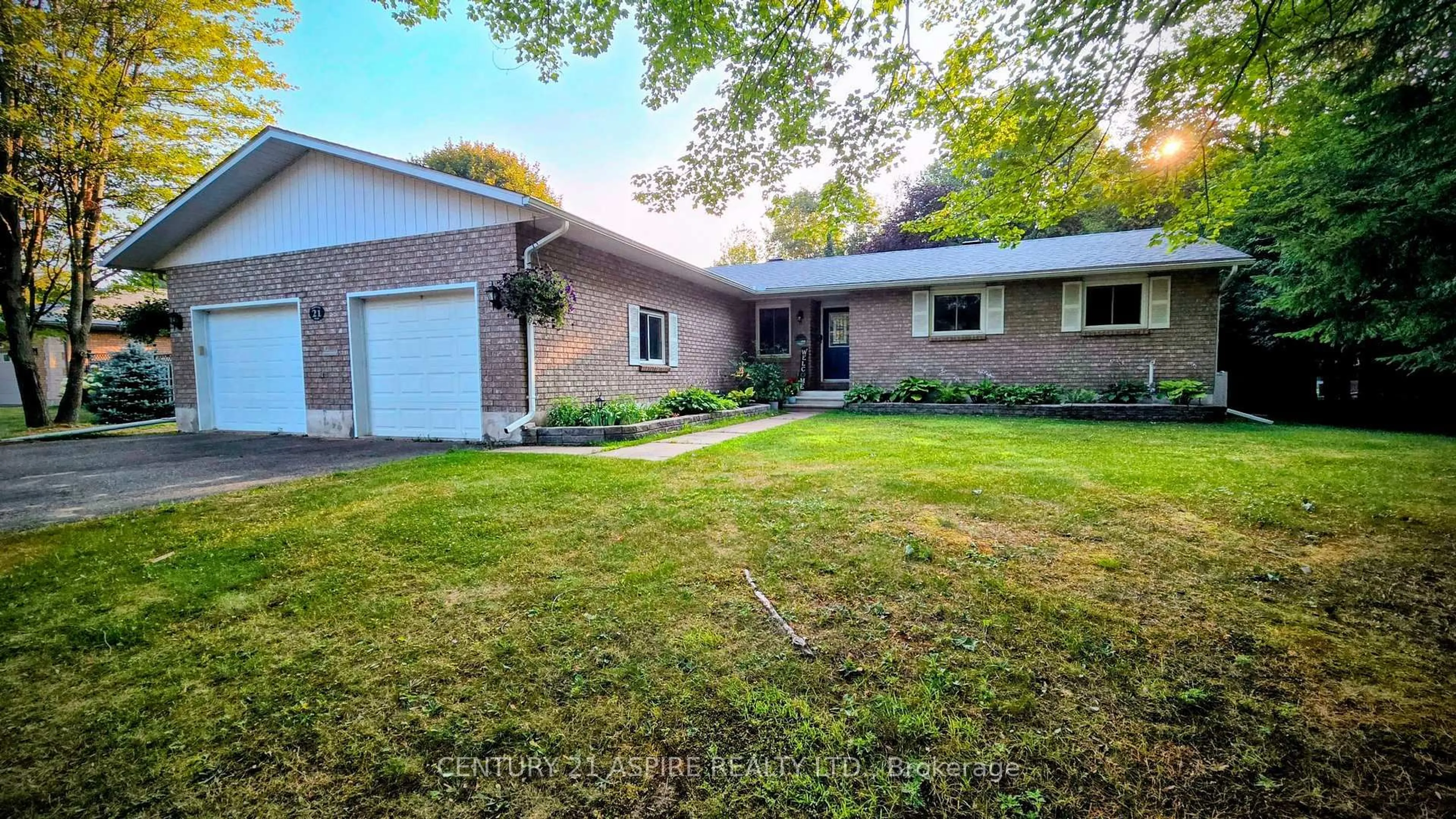 A pic from outside/outdoor area/front of a property/back of a property/a pic from drone, street for 21 Heritage Dr, Petawawa Ontario K8H 3K9