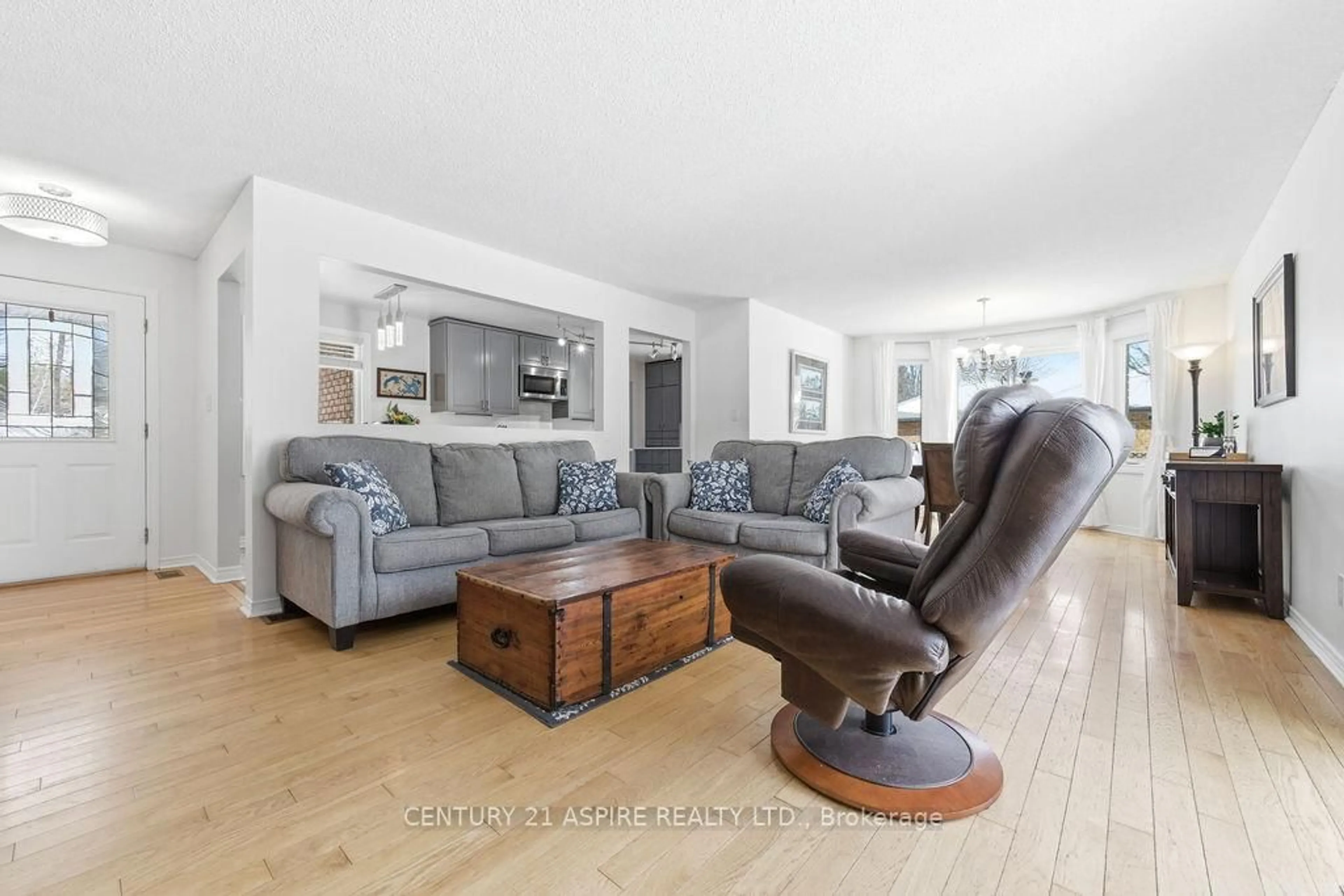 Living room with furniture, unknown for 21 Heritage Dr, Petawawa Ontario K8H 3K9