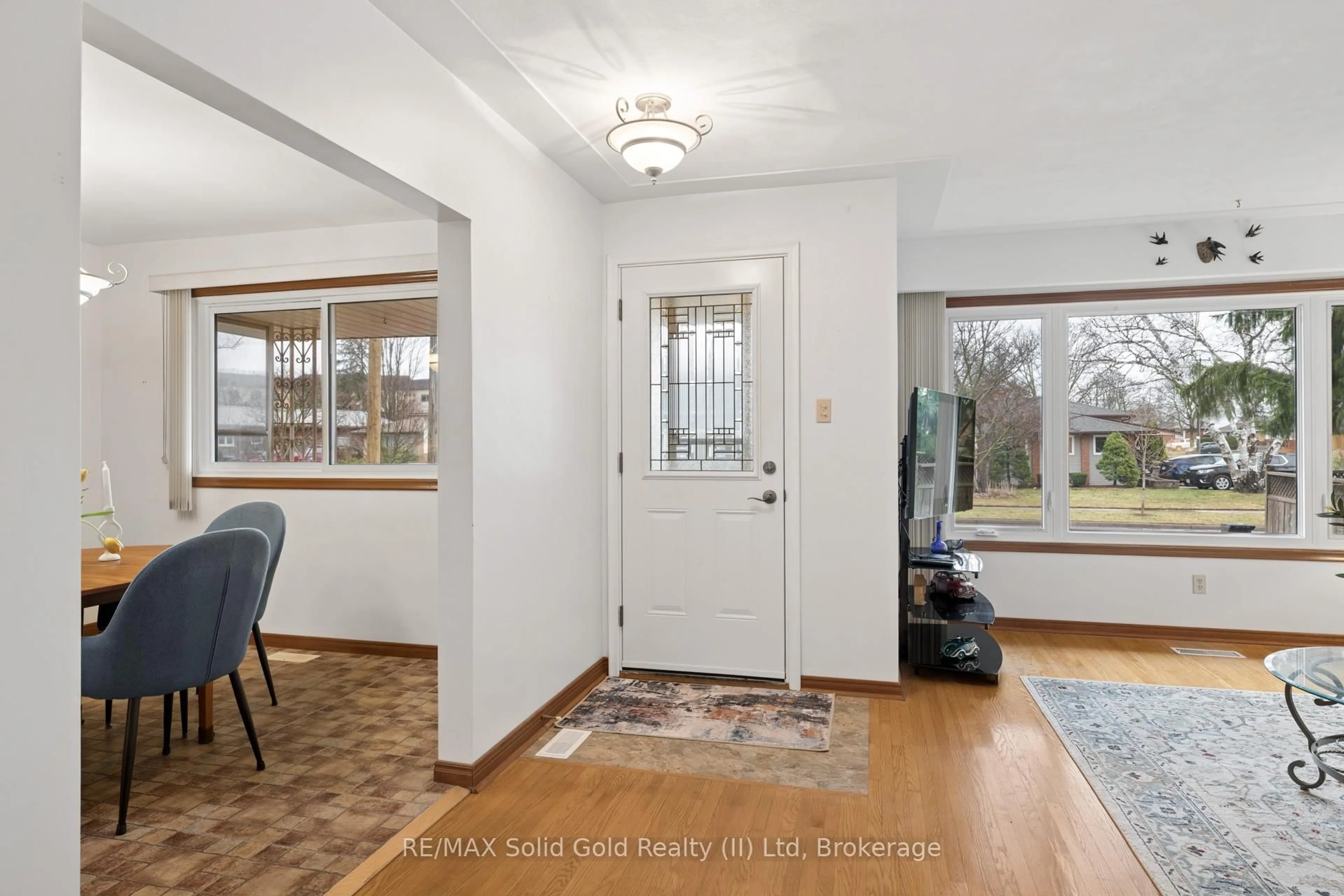 Indoor entryway for 228 Kenneth Ave, Kitchener Ontario N2A 1W4