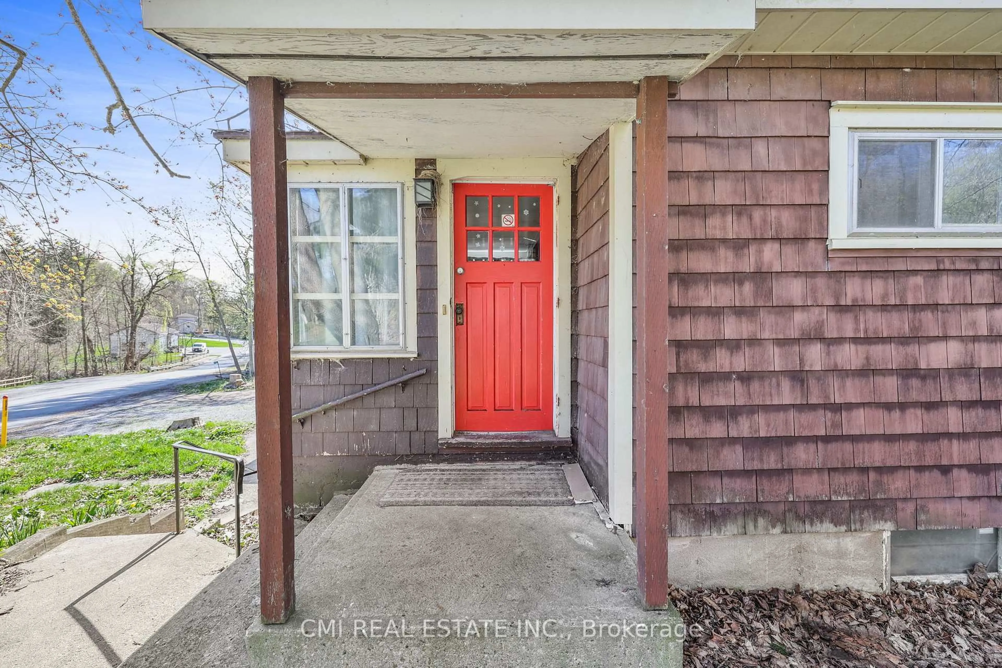 Indoor entryway for 436 Old Mill Rd, Norfolk Ontario N4B 2X5