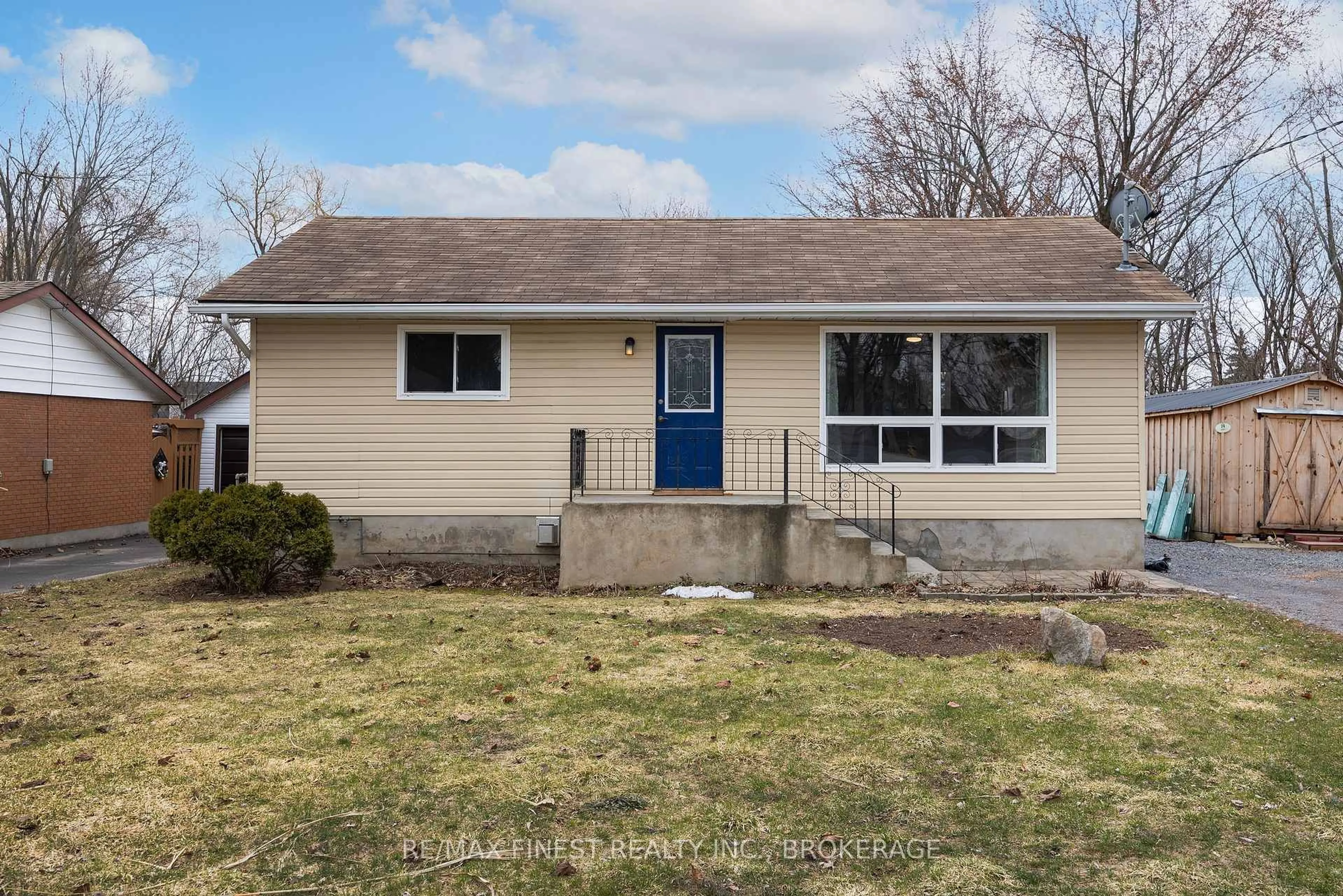 Home with vinyl exterior material, street for 3007 Princess St, Kingston Ontario K7L 4V2