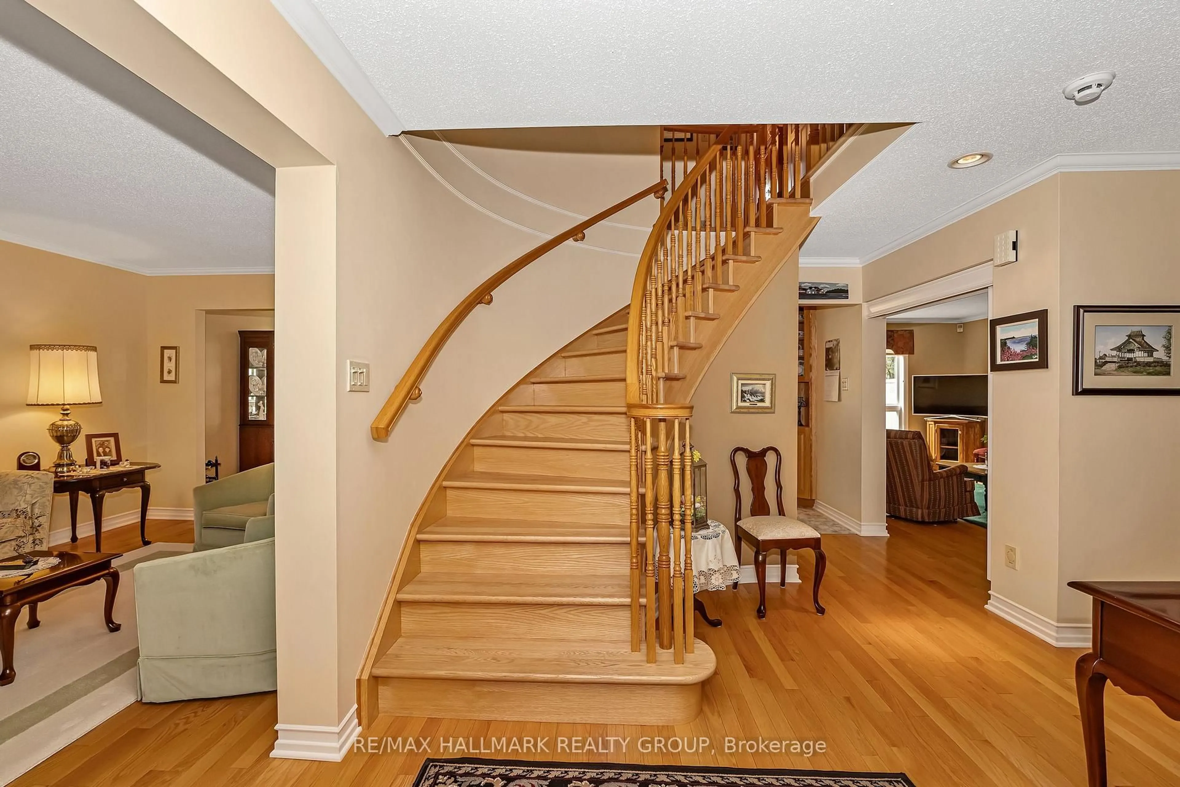 Indoor foyer for 6586 Morningview St, Orleans Ontario K1C 6N9