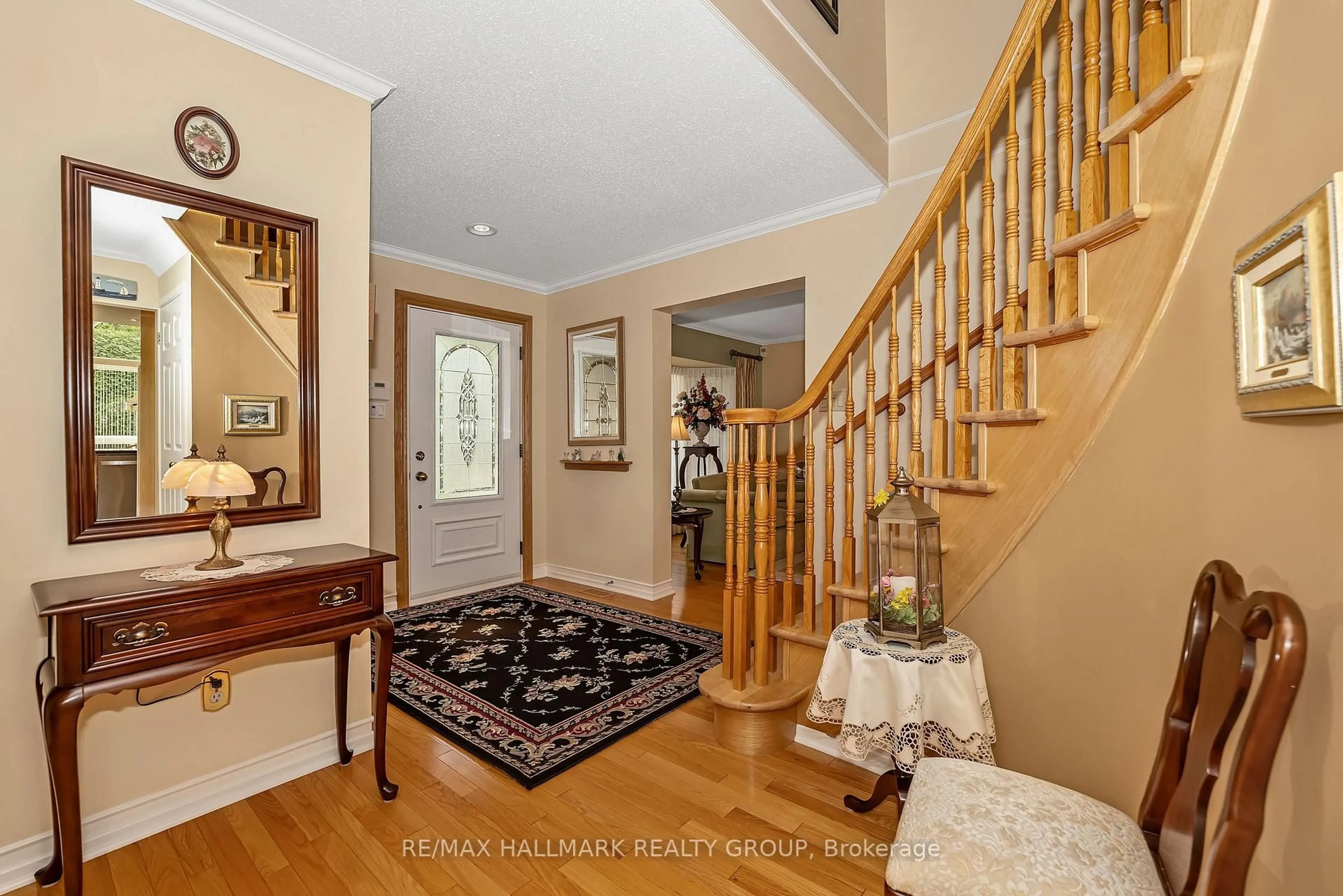 Indoor entryway for 6586 Morningview St, Orleans Ontario K1C 6N9