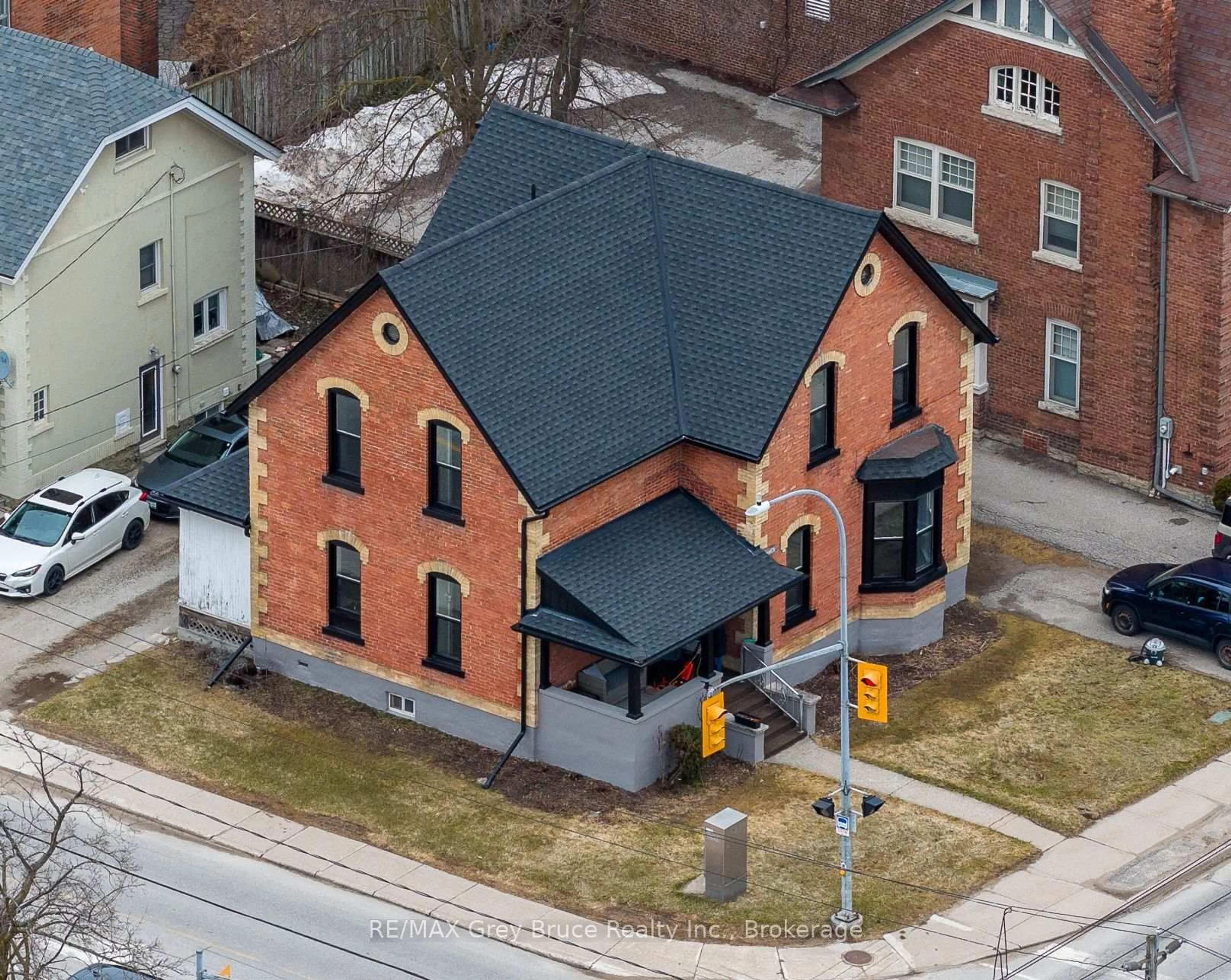 A pic from outside/outdoor area/front of a property/back of a property/a pic from drone, street for 902 2nd Ave, Owen Sound Ontario N4K 4M7