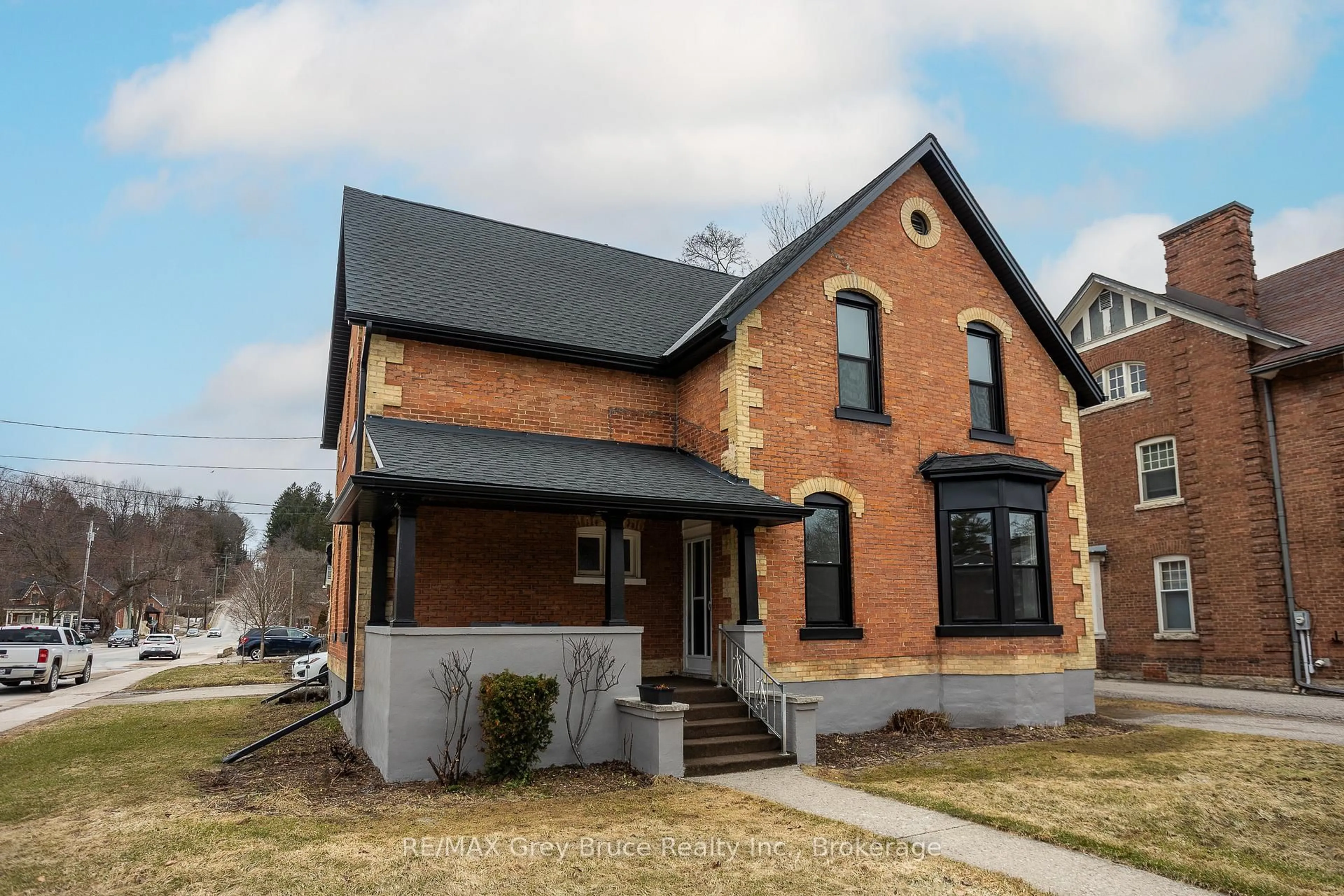 Home with brick exterior material, street for 902 2nd Ave, Owen Sound Ontario N4K 4M7