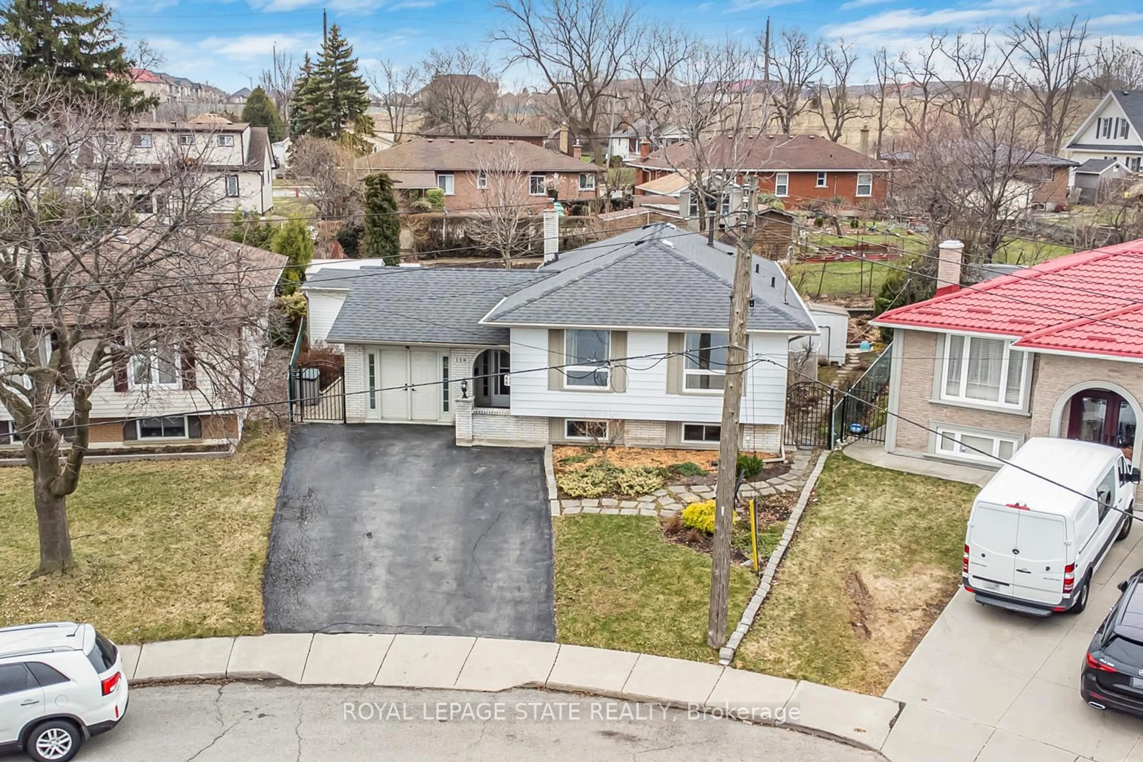 A pic from outside/outdoor area/front of a property/back of a property/a pic from drone, street for 138 Greeningdon Dr, Hamilton Ontario L9A 3A9
