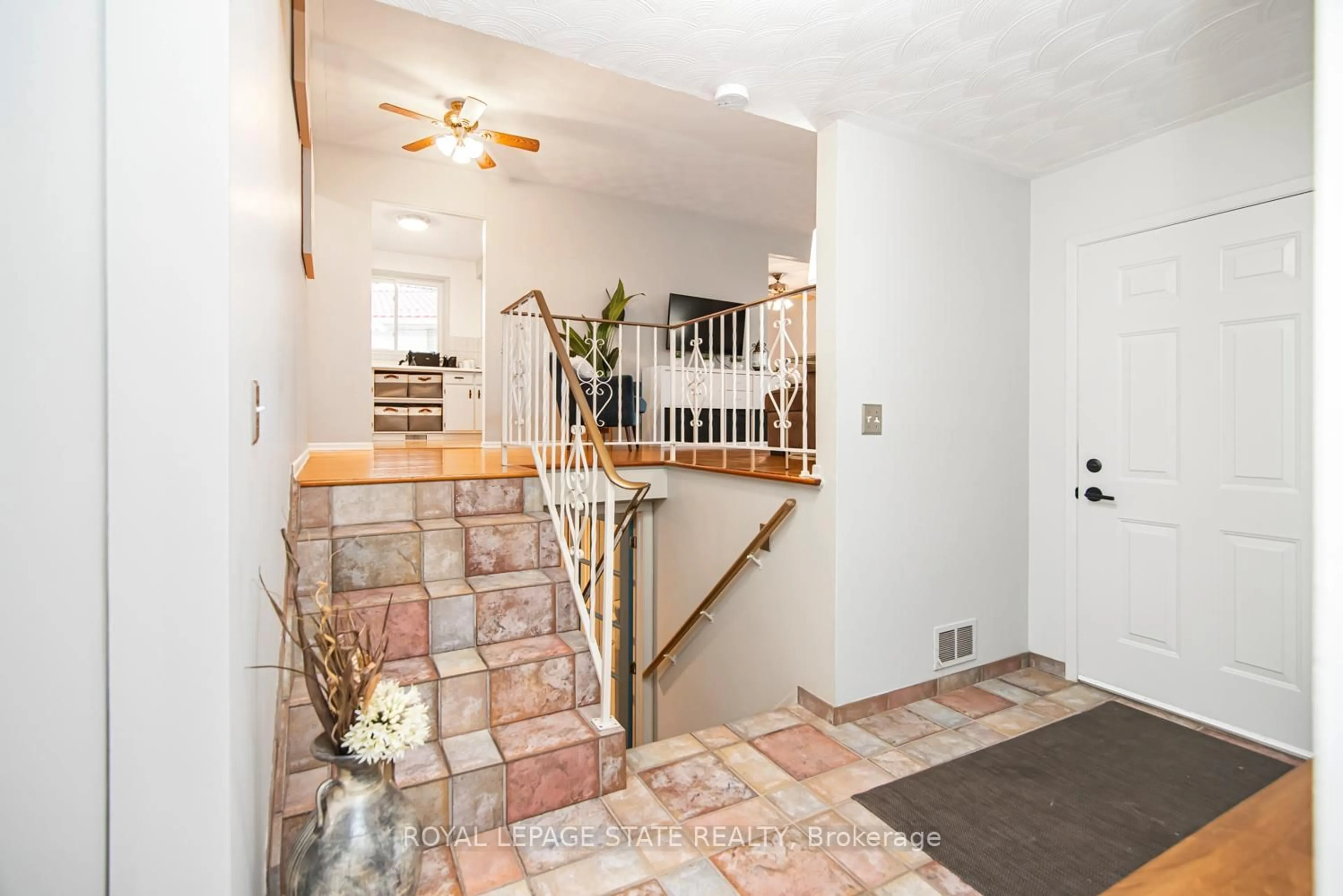 Indoor entryway for 138 Greeningdon Dr, Hamilton Ontario L9A 3A9