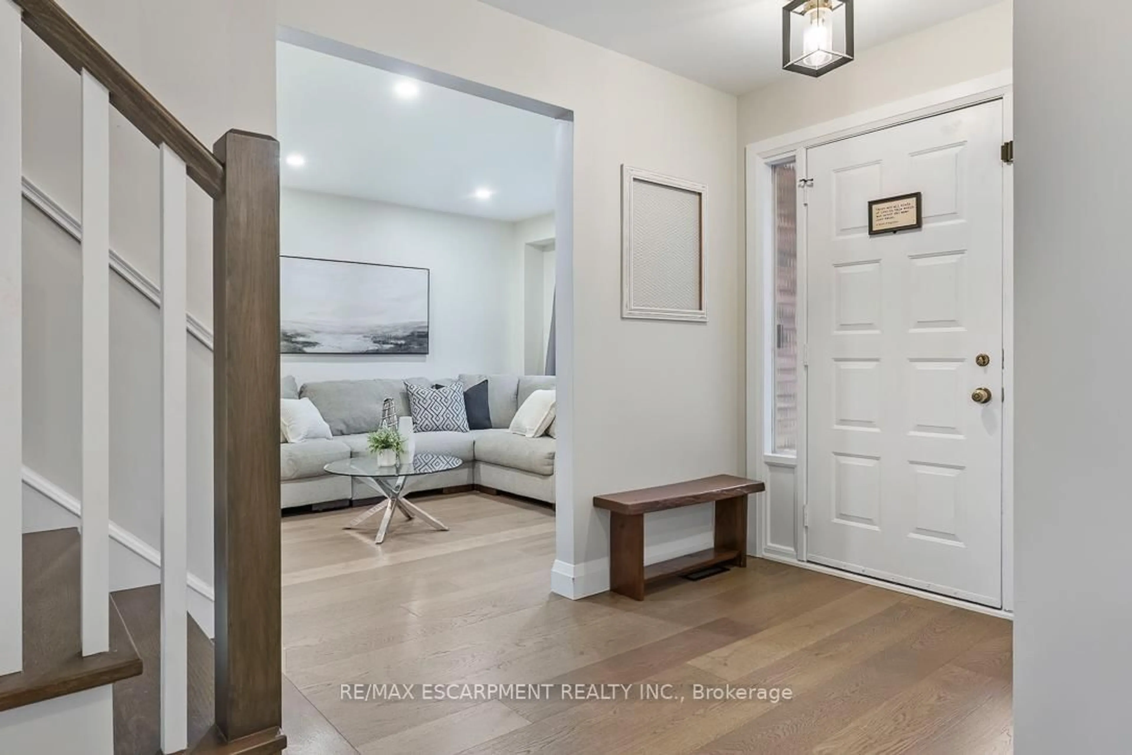 Indoor entryway for 1 PARKWAY Pl, Hamilton Ontario L9H 6K3