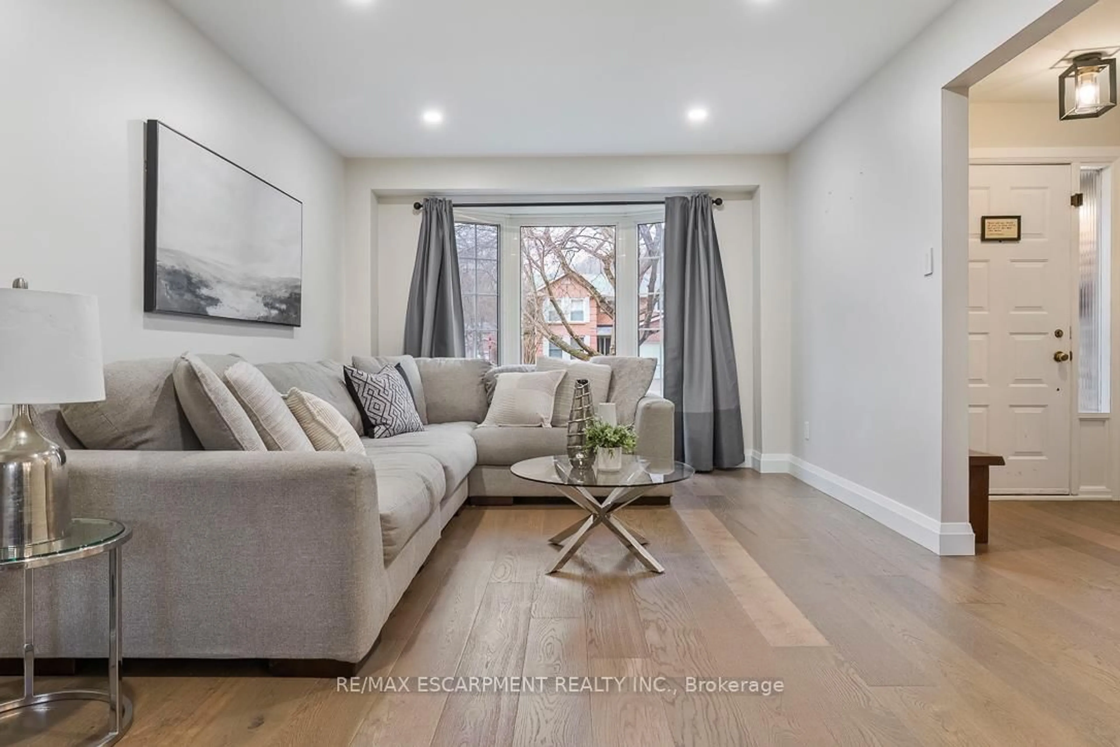 Living room with furniture, unknown for 1 PARKWAY Pl, Hamilton Ontario L9H 6K3