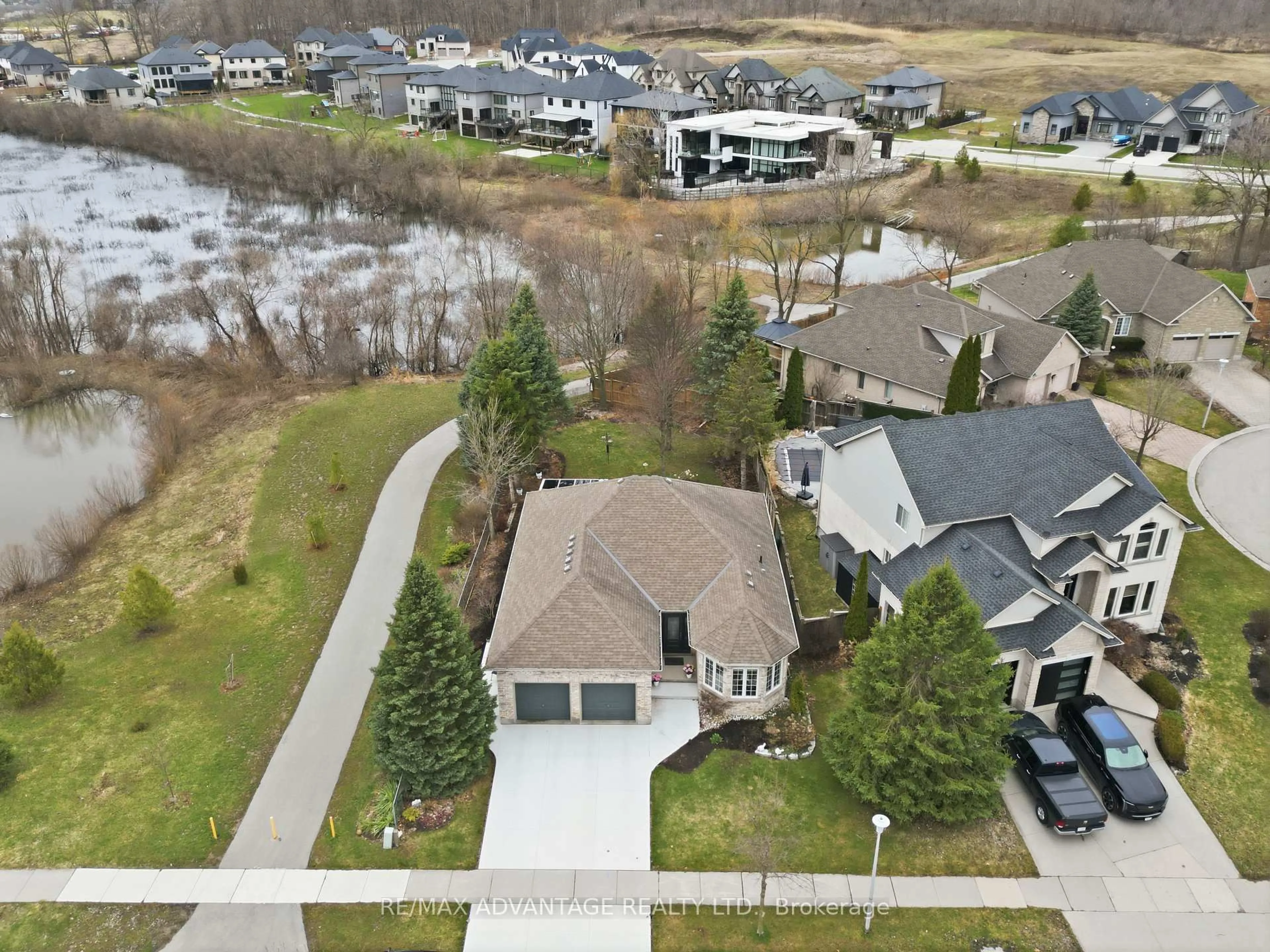 A pic from outside/outdoor area/front of a property/back of a property/a pic from drone, water/lake/river/ocean view for 993 Gabor St, London South Ontario N6K 4V5
