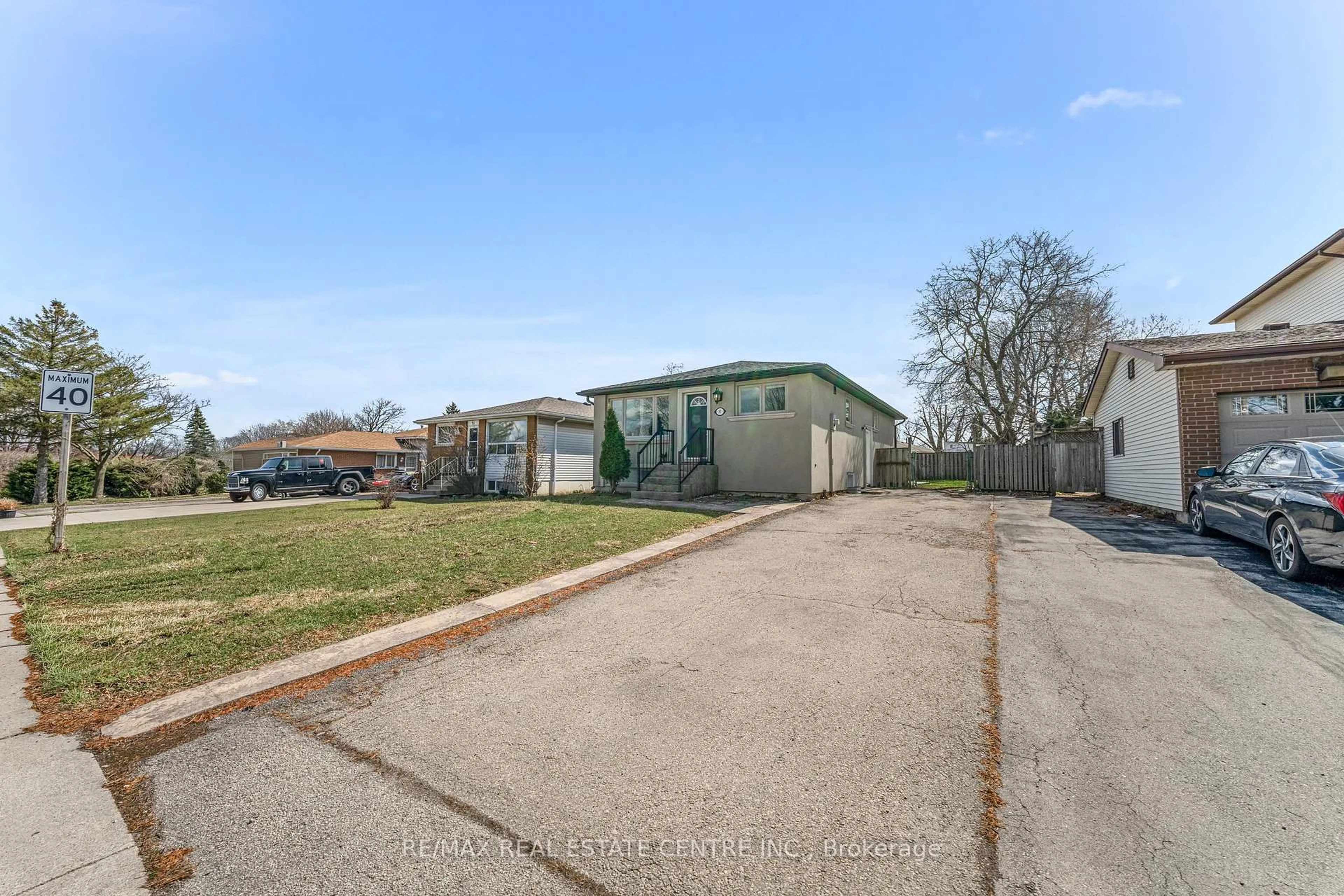 A pic from outside/outdoor area/front of a property/back of a property/a pic from drone, street for 35 Folkestone Ave, Hamilton Ontario L8V 4M9