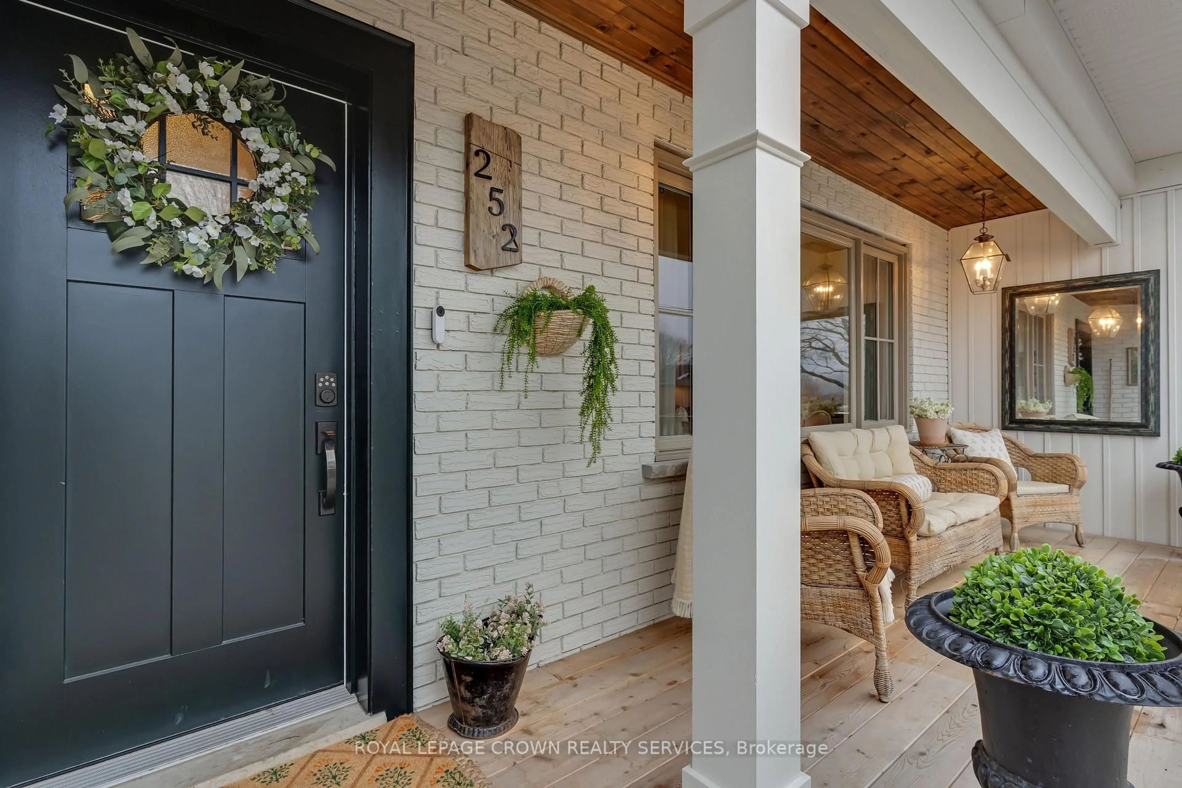 Indoor entryway for 252 Shepherd Ave, Cambridge Ontario N3C 1T8