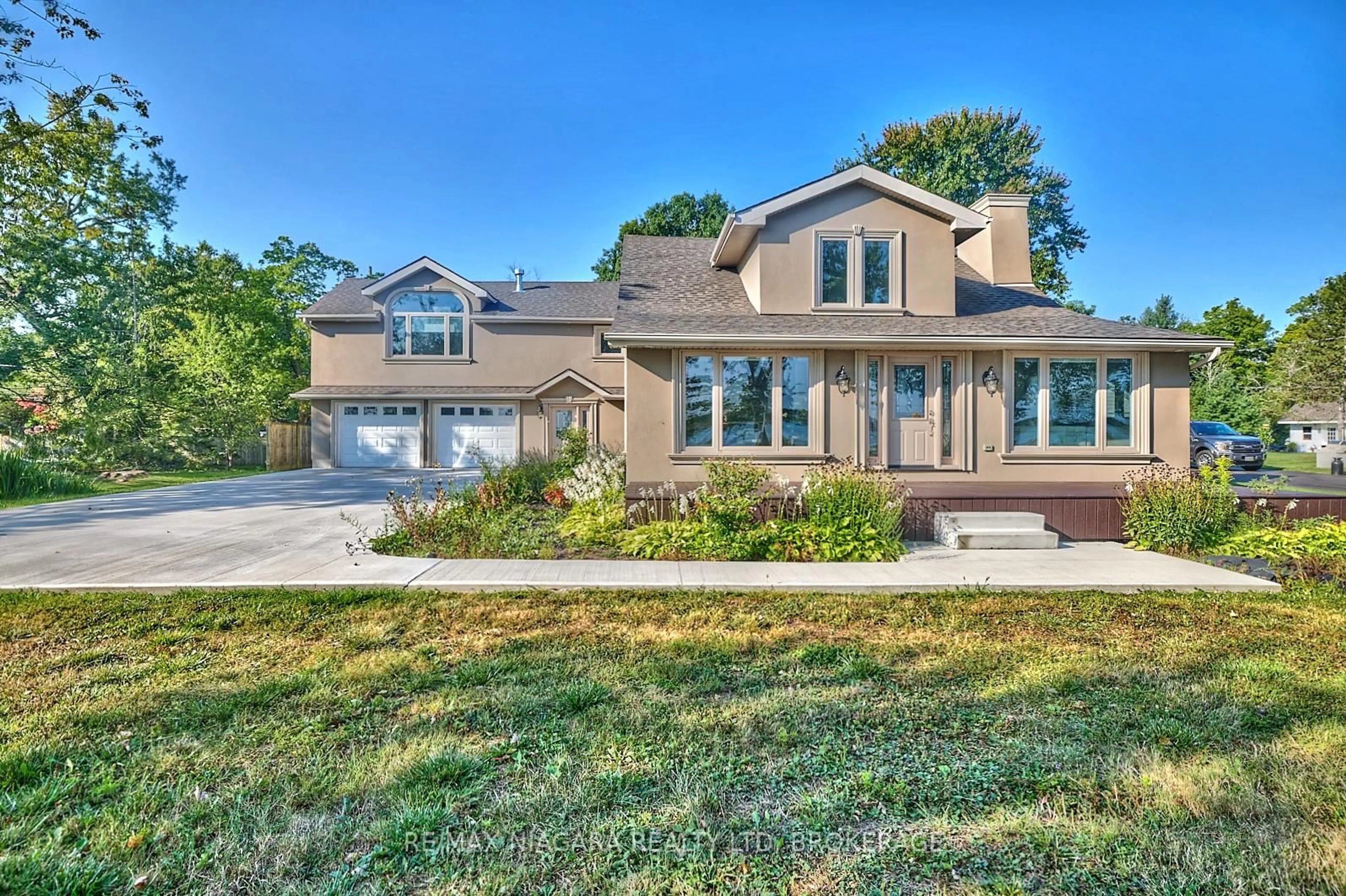 Home with vinyl exterior material, street for 4229 Niagara River Pkwy, Fort Erie Ontario L0S 1S0