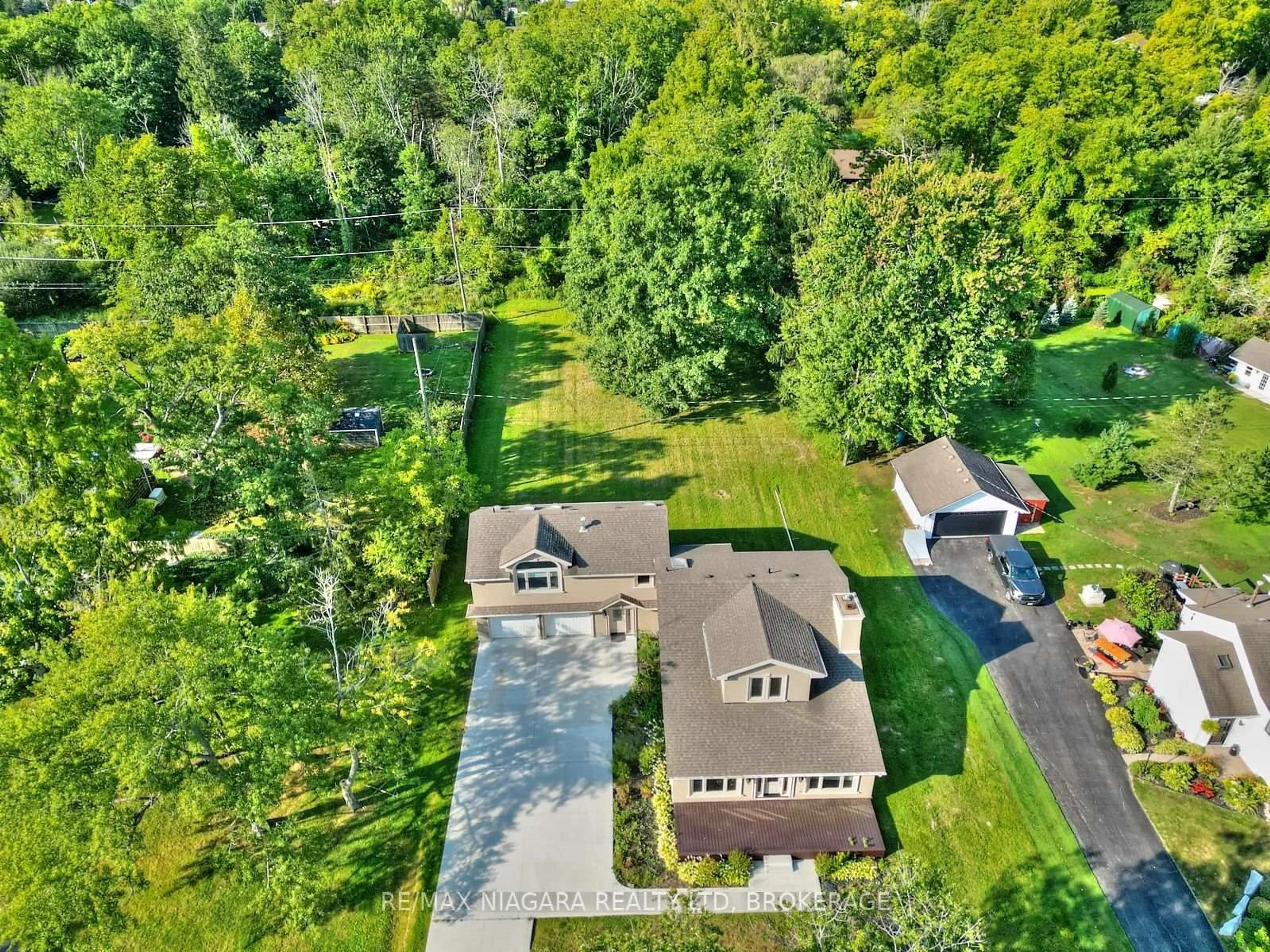 A pic from outside/outdoor area/front of a property/back of a property/a pic from drone, unknown for 4229 Niagara River Pkwy, Fort Erie Ontario L0S 1S0