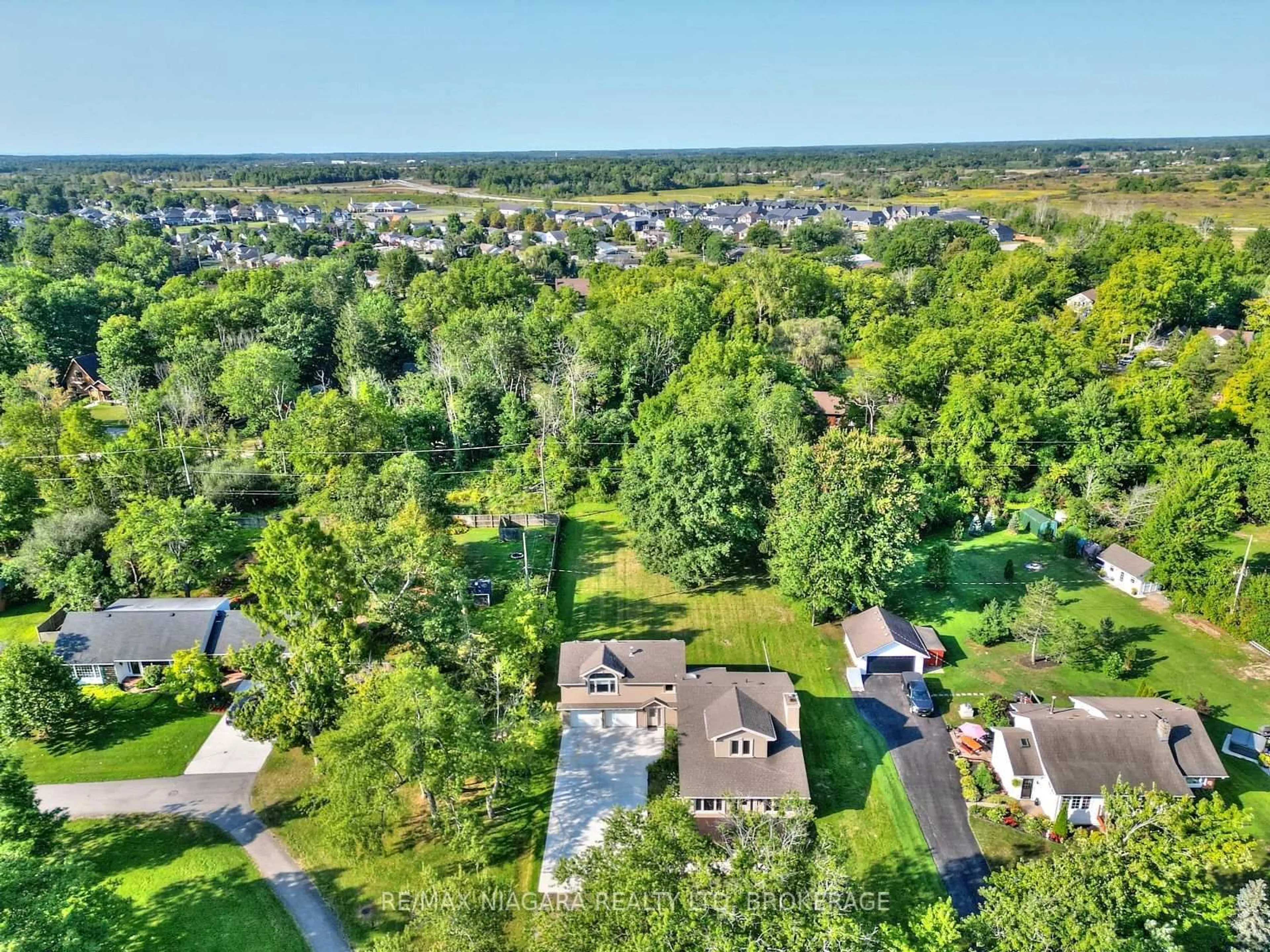 A pic from outside/outdoor area/front of a property/back of a property/a pic from drone, unknown for 4229 Niagara River Pkwy, Fort Erie Ontario L0S 1S0