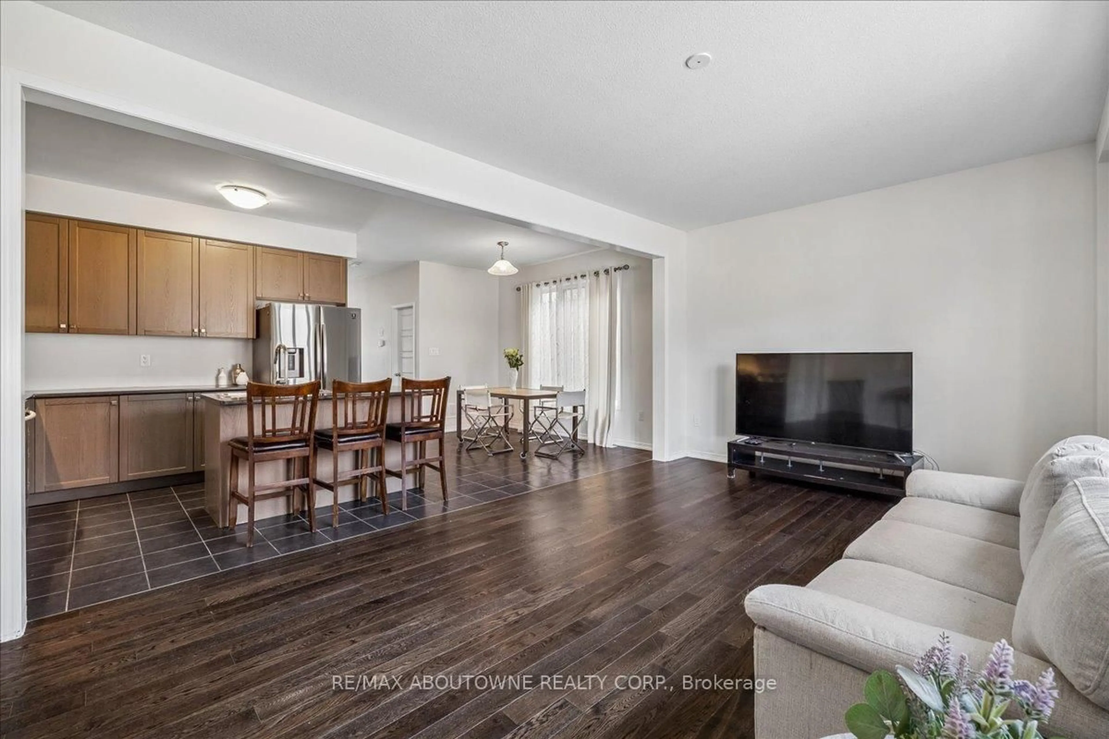 Living room with furniture, wood/laminate floor for 7608 Tupelo Cres, Niagara Falls Ontario L2H 3S5
