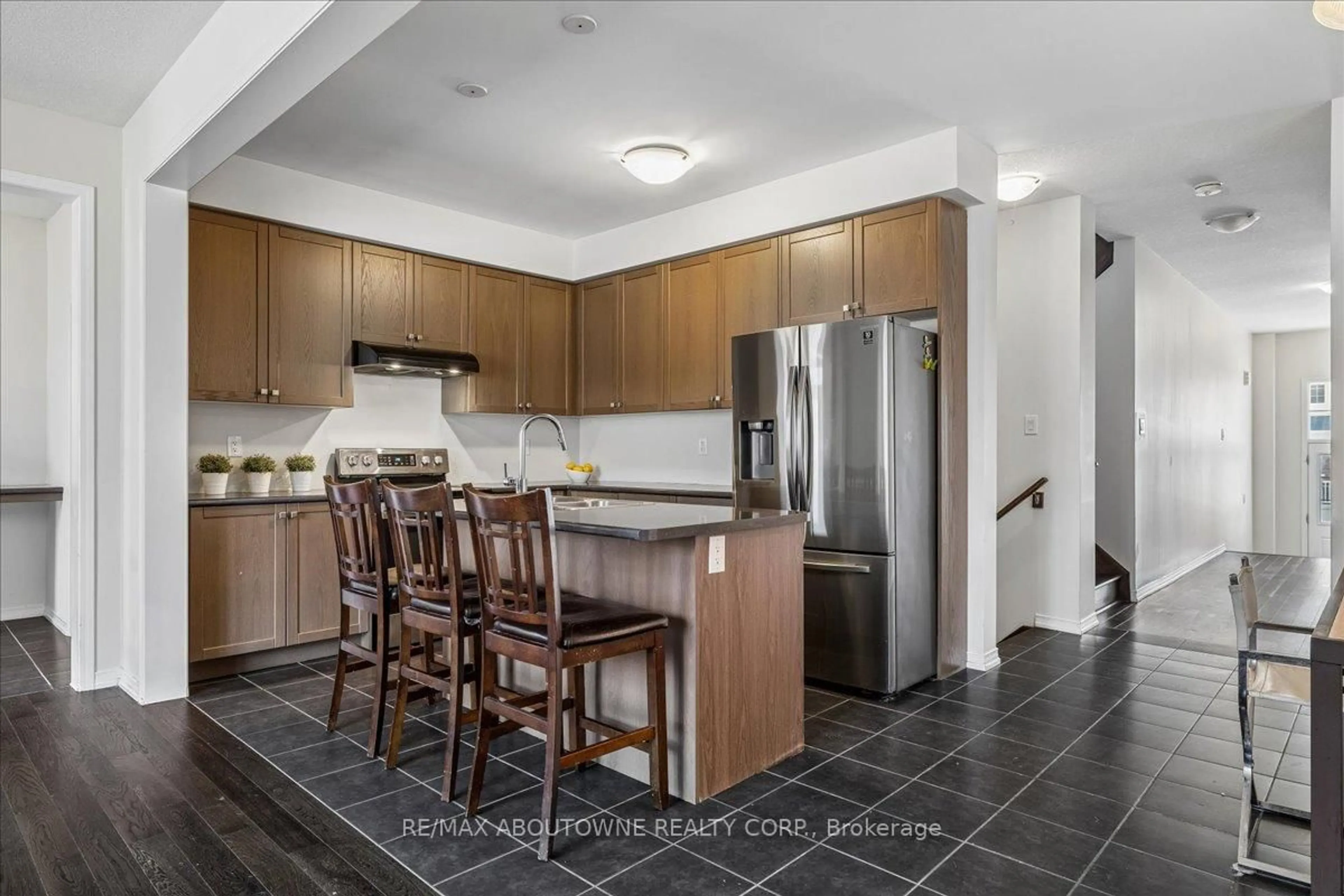 Open concept kitchen, ceramic/tile floor for 7608 Tupelo Cres, Niagara Falls Ontario L2H 3S5