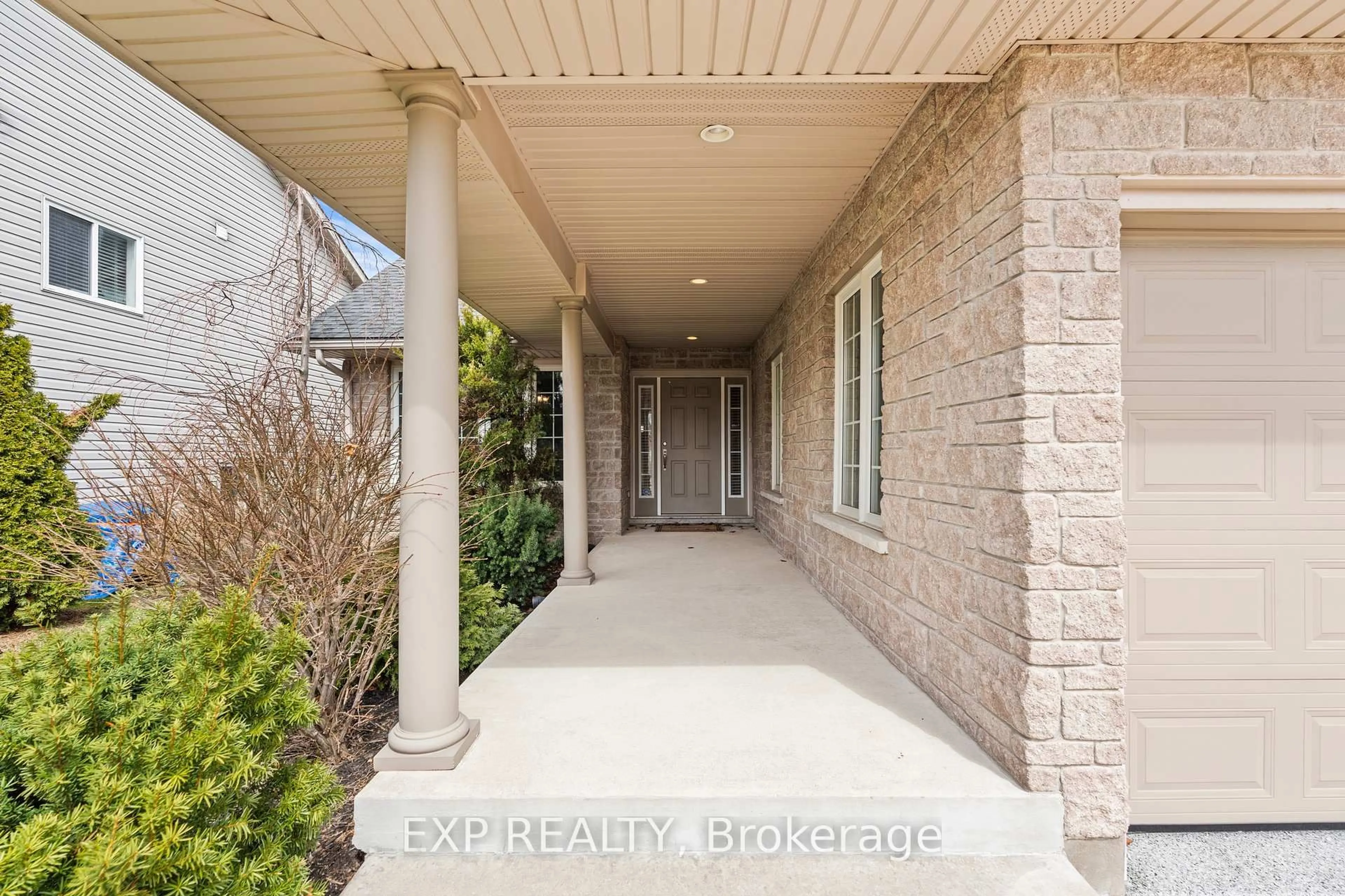 Indoor entryway for 8233 Costabile Dr, Niagara Falls Ontario L2H 3L2