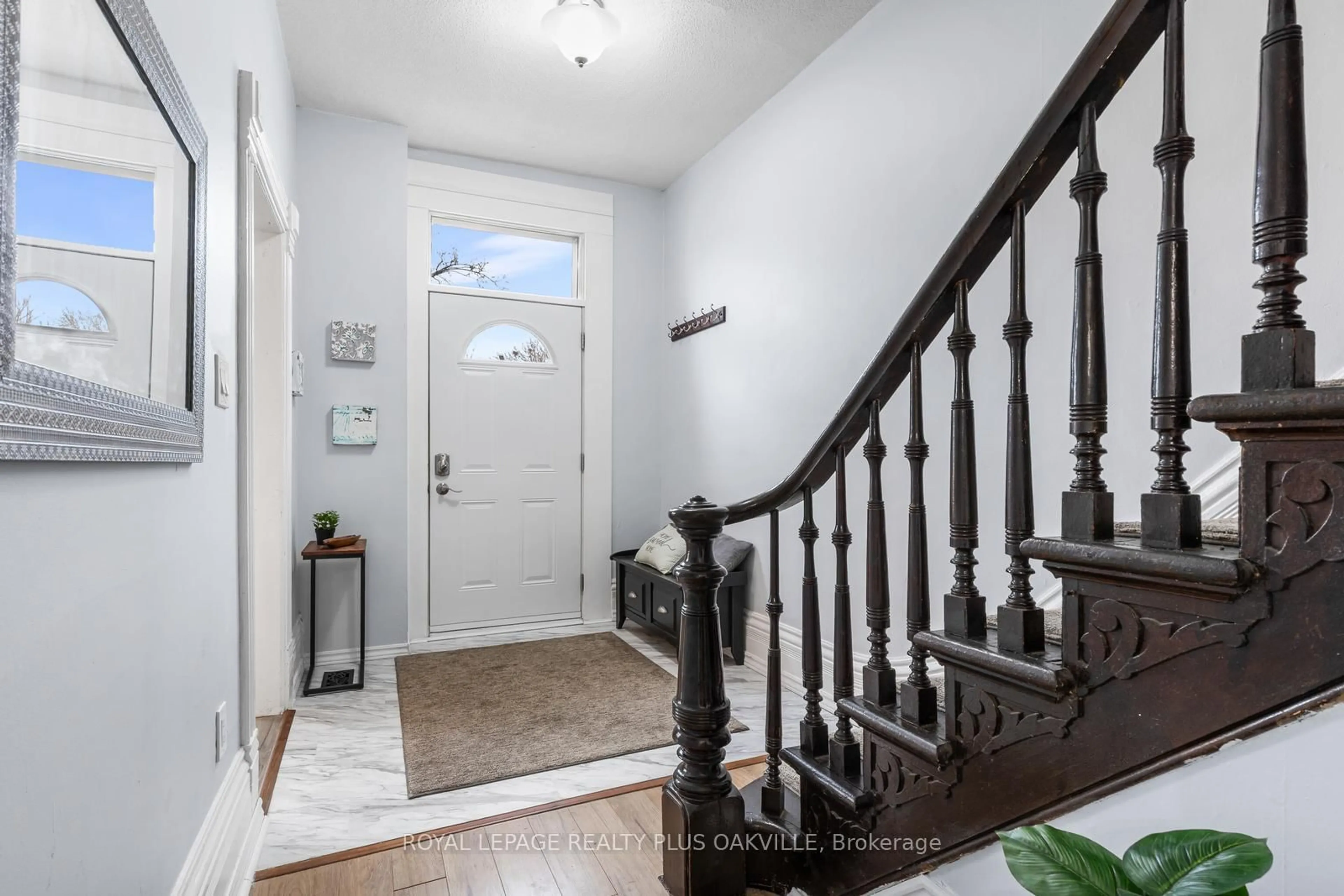 Indoor entryway for 213 Darling St, Brantford Ontario N3S 3X1