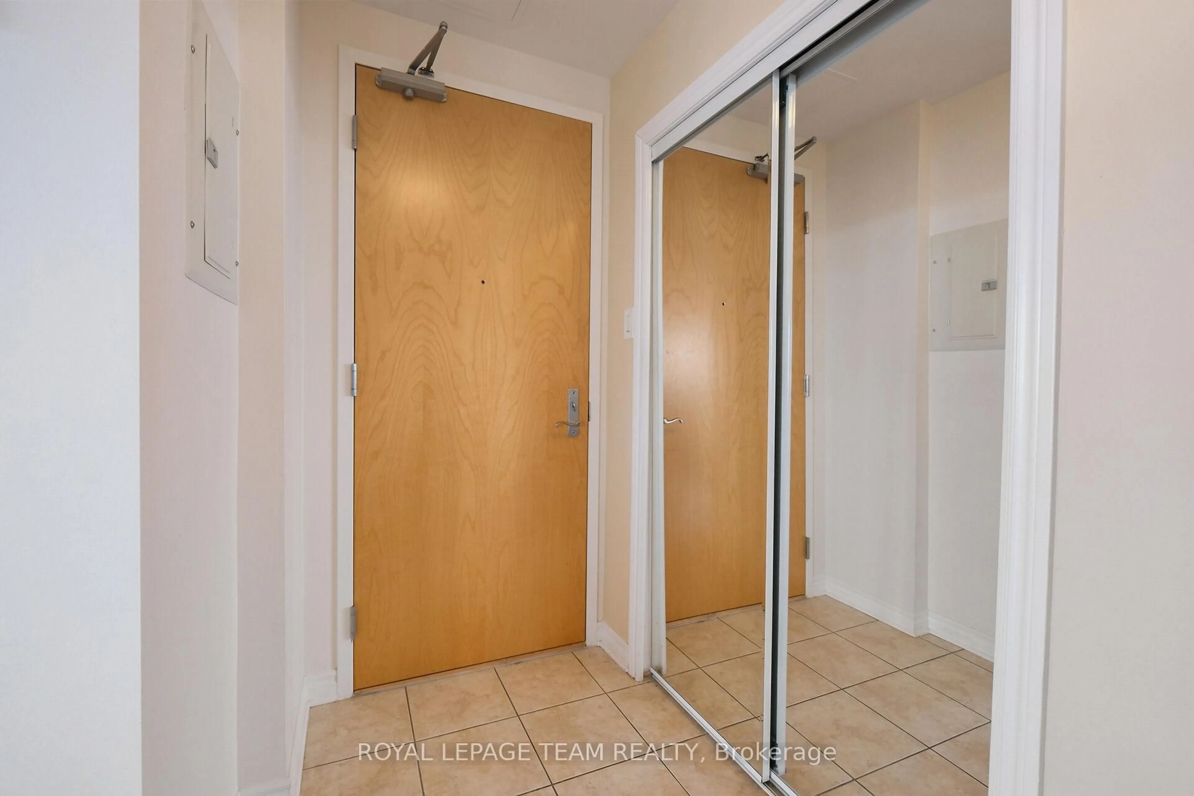 Indoor entryway for 200 Lett St #1004, Ottawa Ontario K1R 0A7