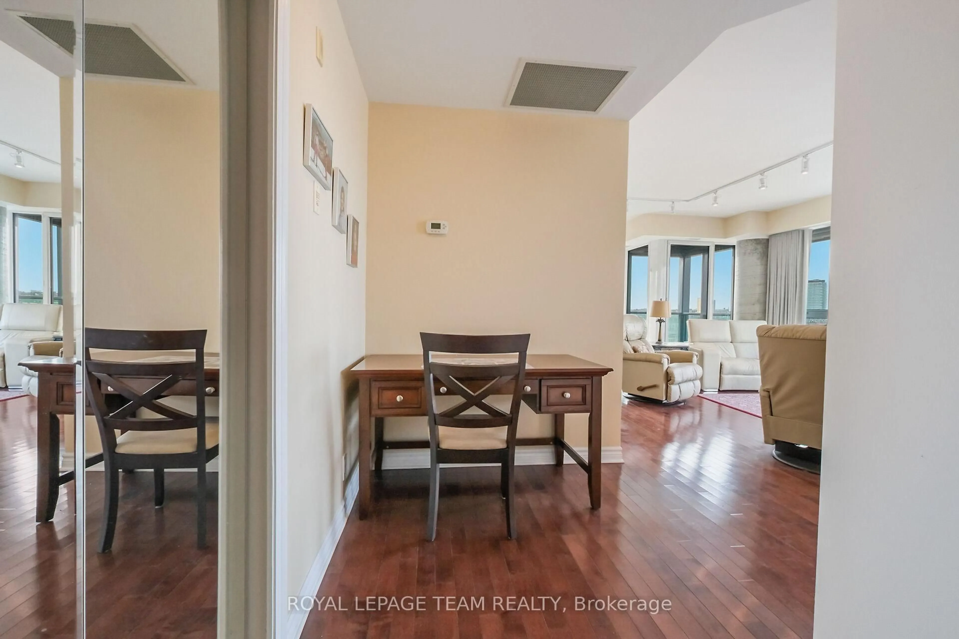 Unknown for 200 Lett St #1004, Ottawa Ontario K1R 0A7