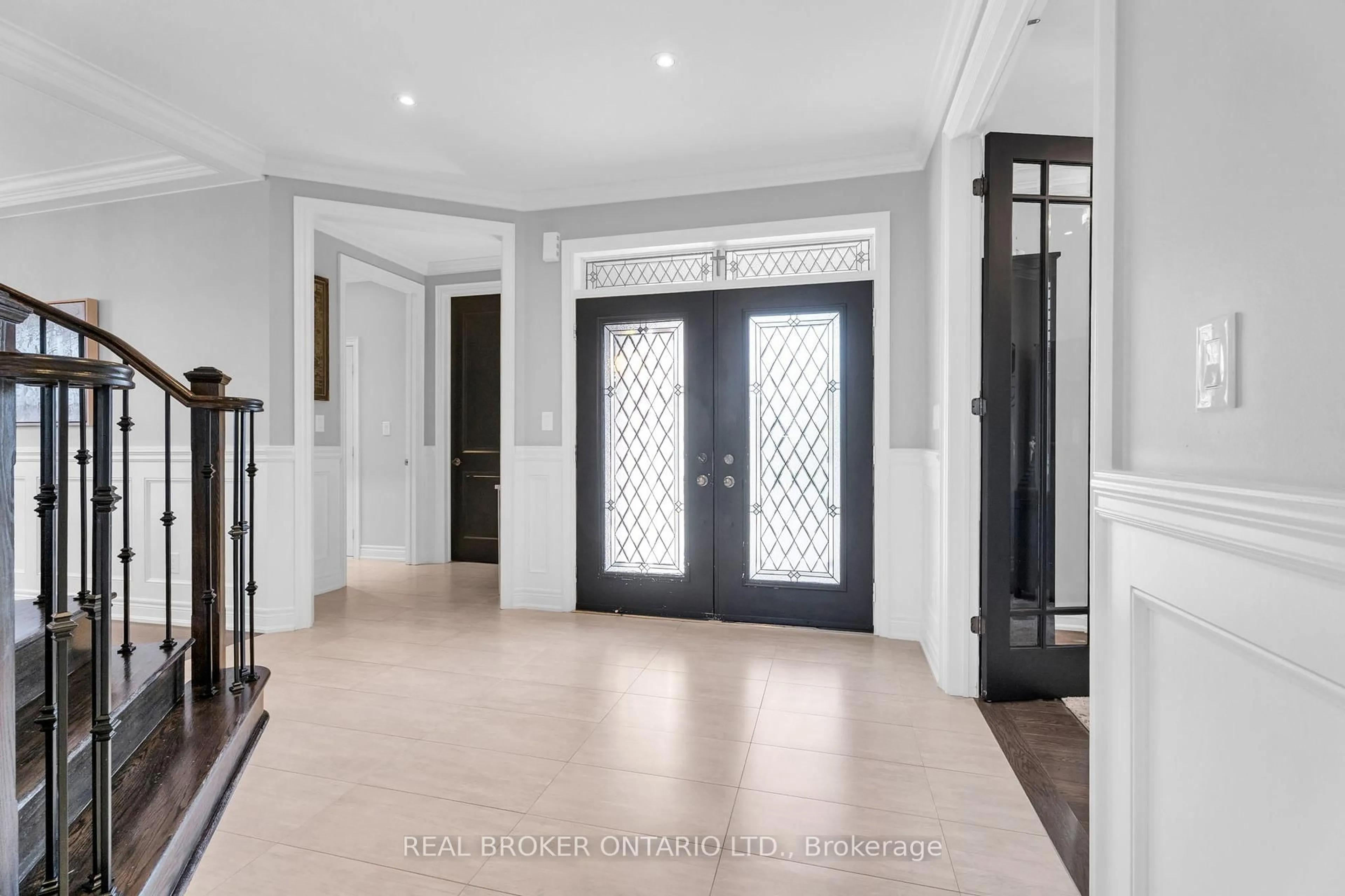 Indoor foyer for 35 Ketchum St, Mono Ontario L9W 6T4