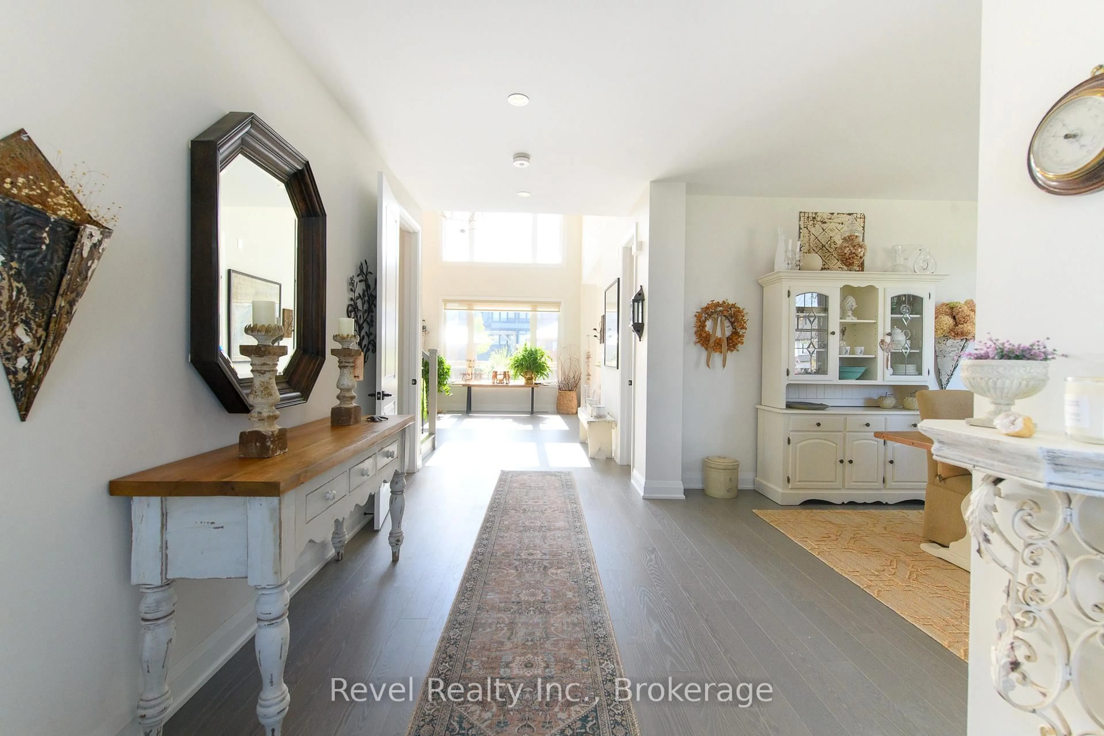 Indoor entryway for 101 Reed Way, Blue Mountains Ontario L9Y 0V1