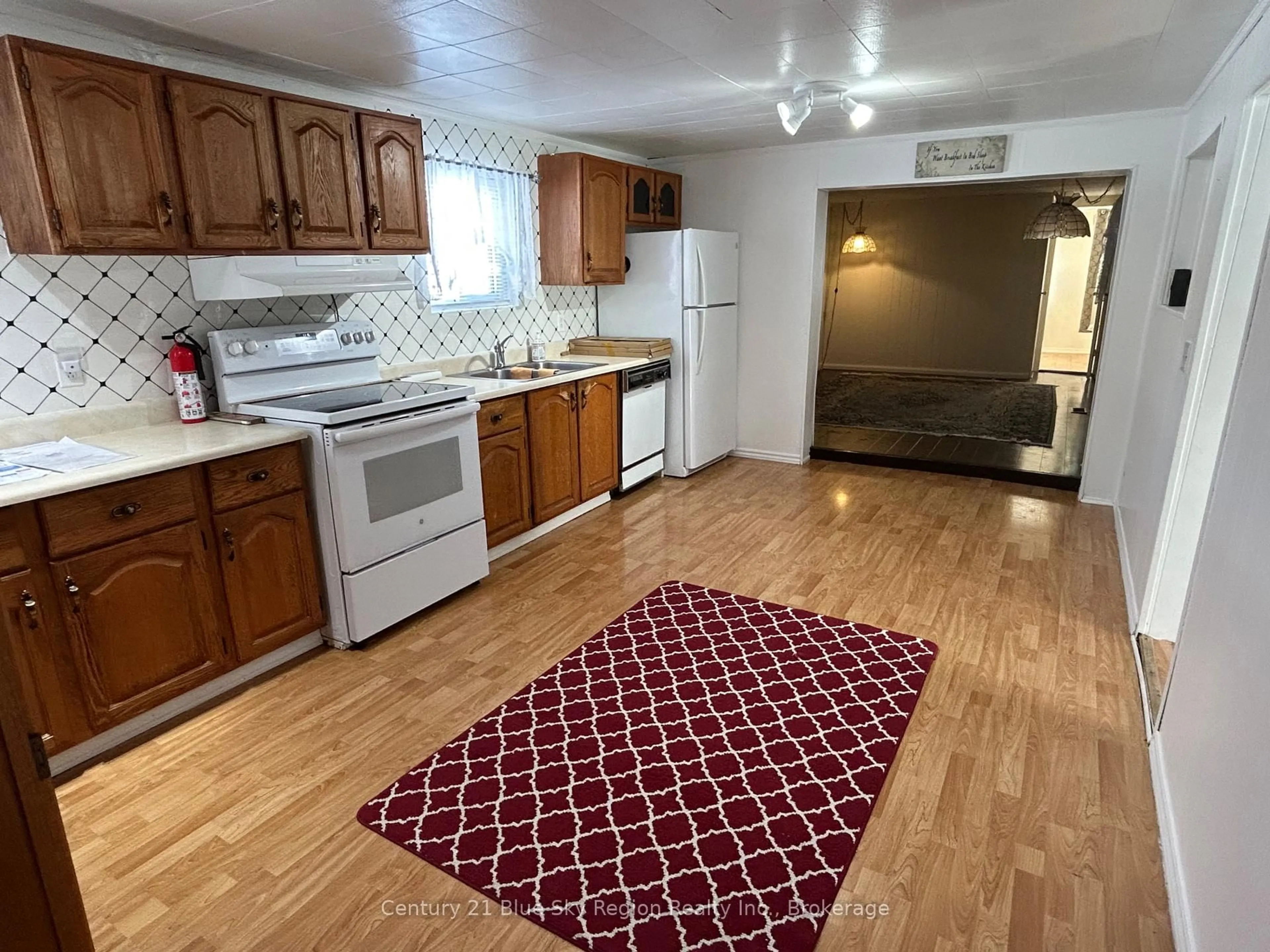 Standard kitchen, unknown for 5887 HIGHWAY 11 #12, North Bay Ontario P1B 8G3