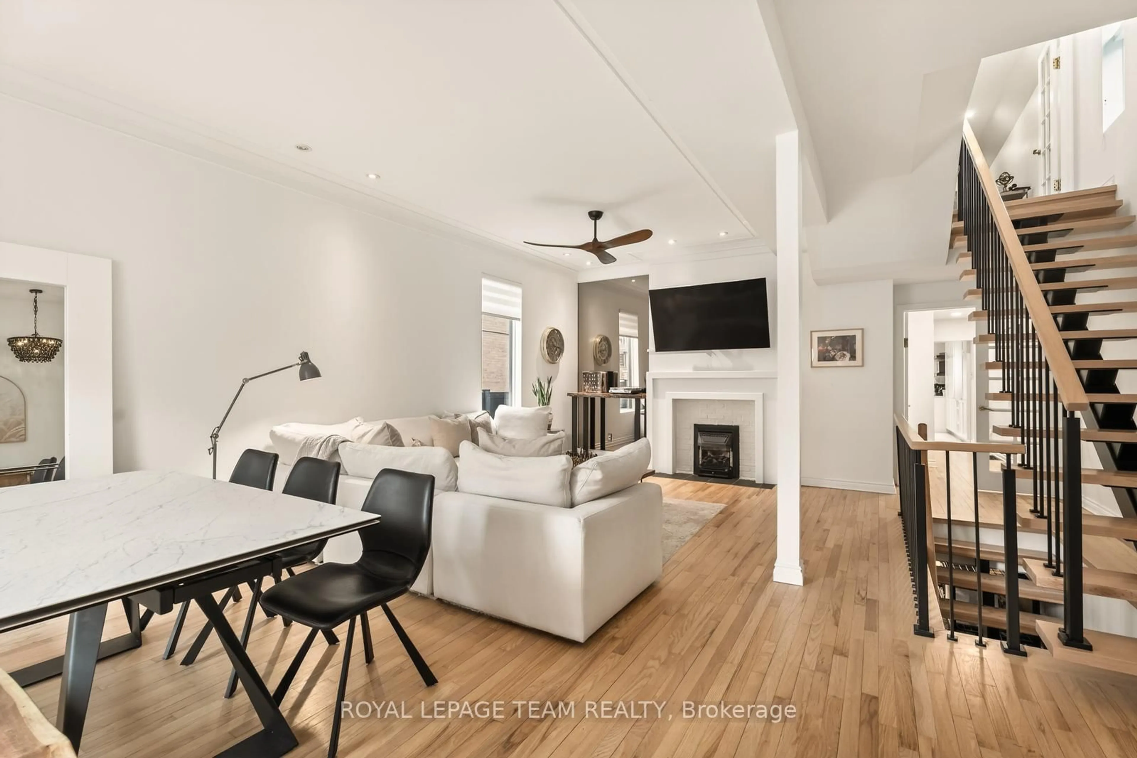 Living room with furniture, unknown for 349 FRANK St, Ottawa Ontario K2P 0X9