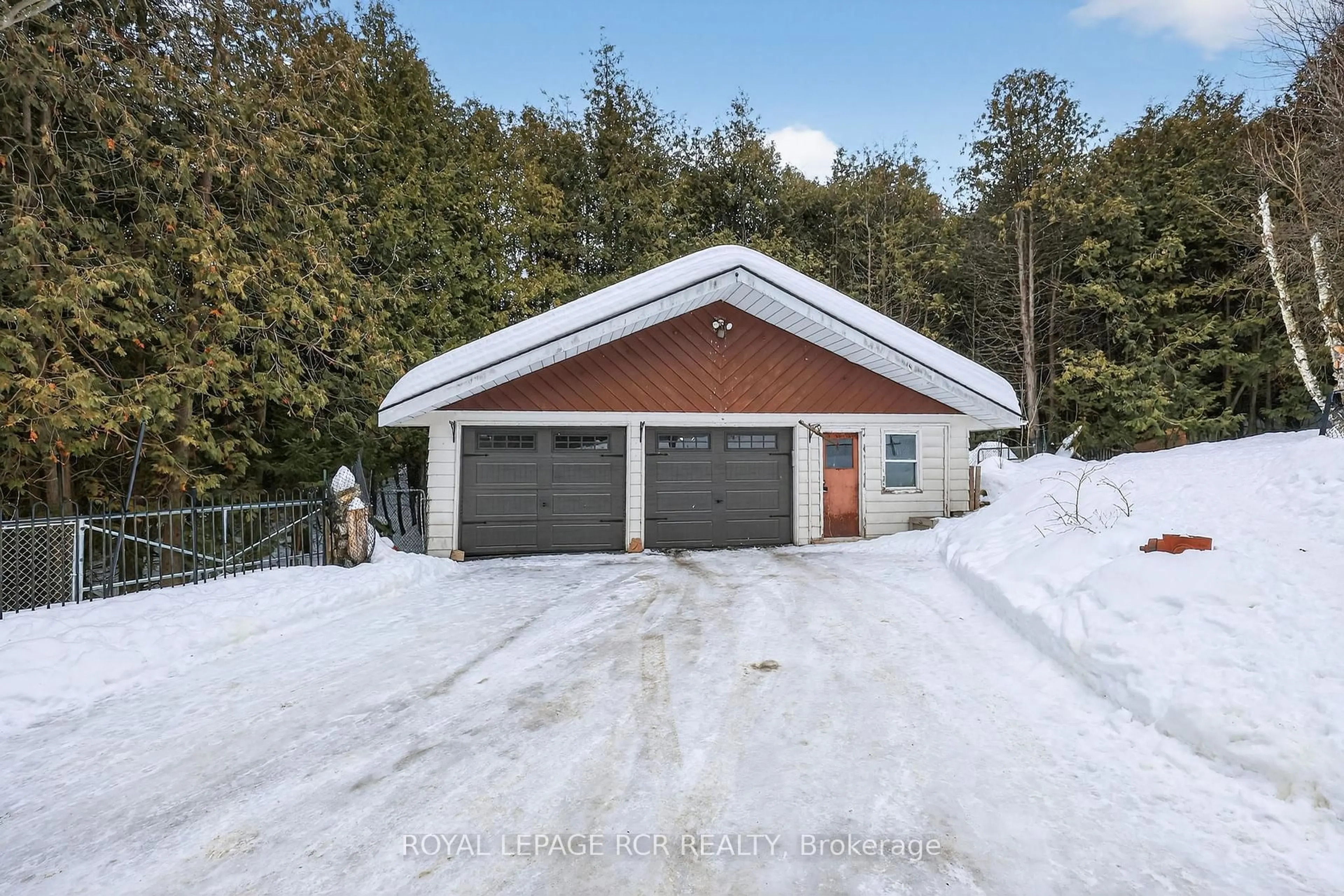 Indoor garage for 307209 Hockley Rd, Mono Ontario L9W 6M8