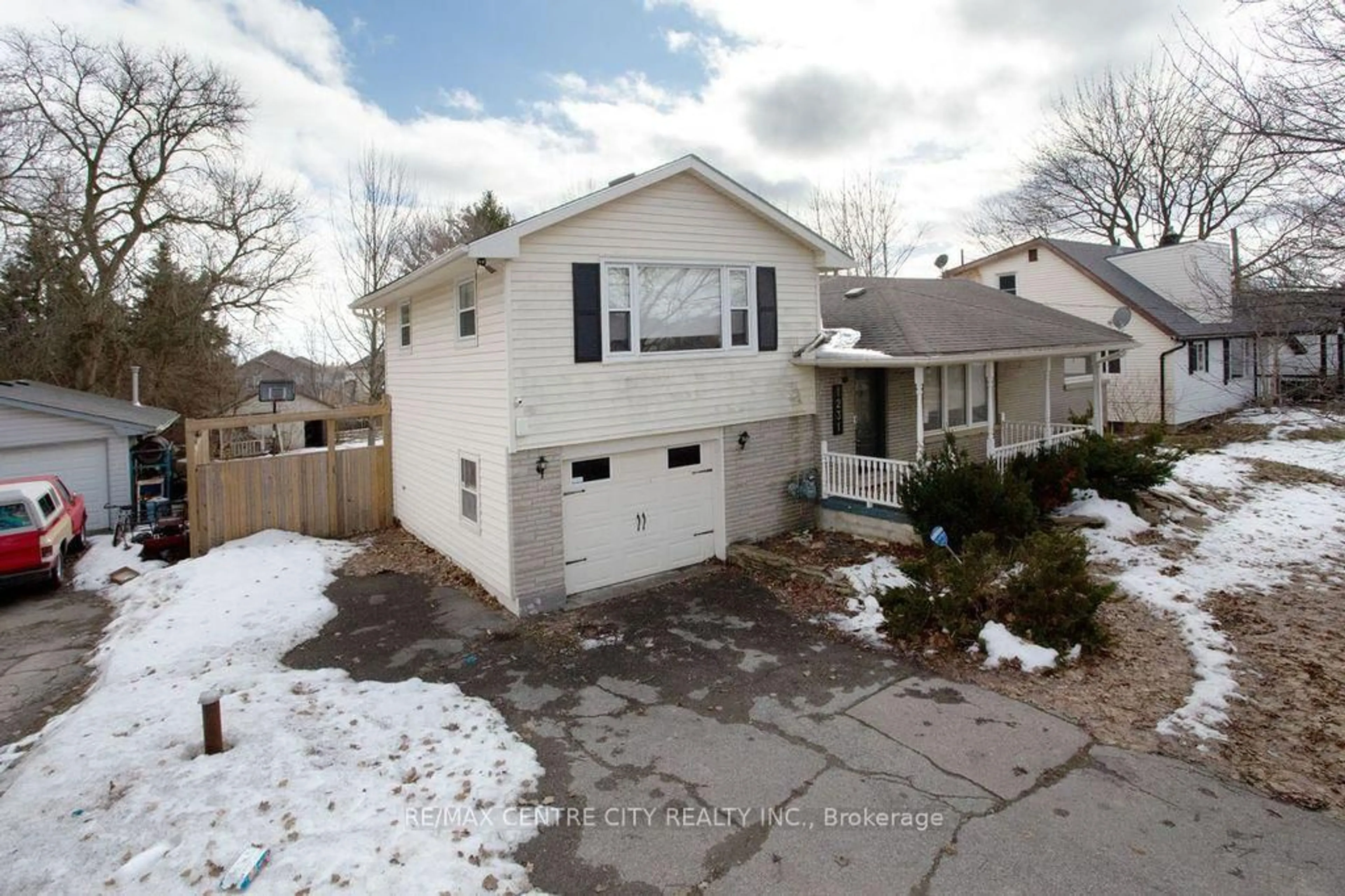 Home with vinyl exterior material, street for 1231 Sunningdale Rd, London North Ontario N5X 4B1