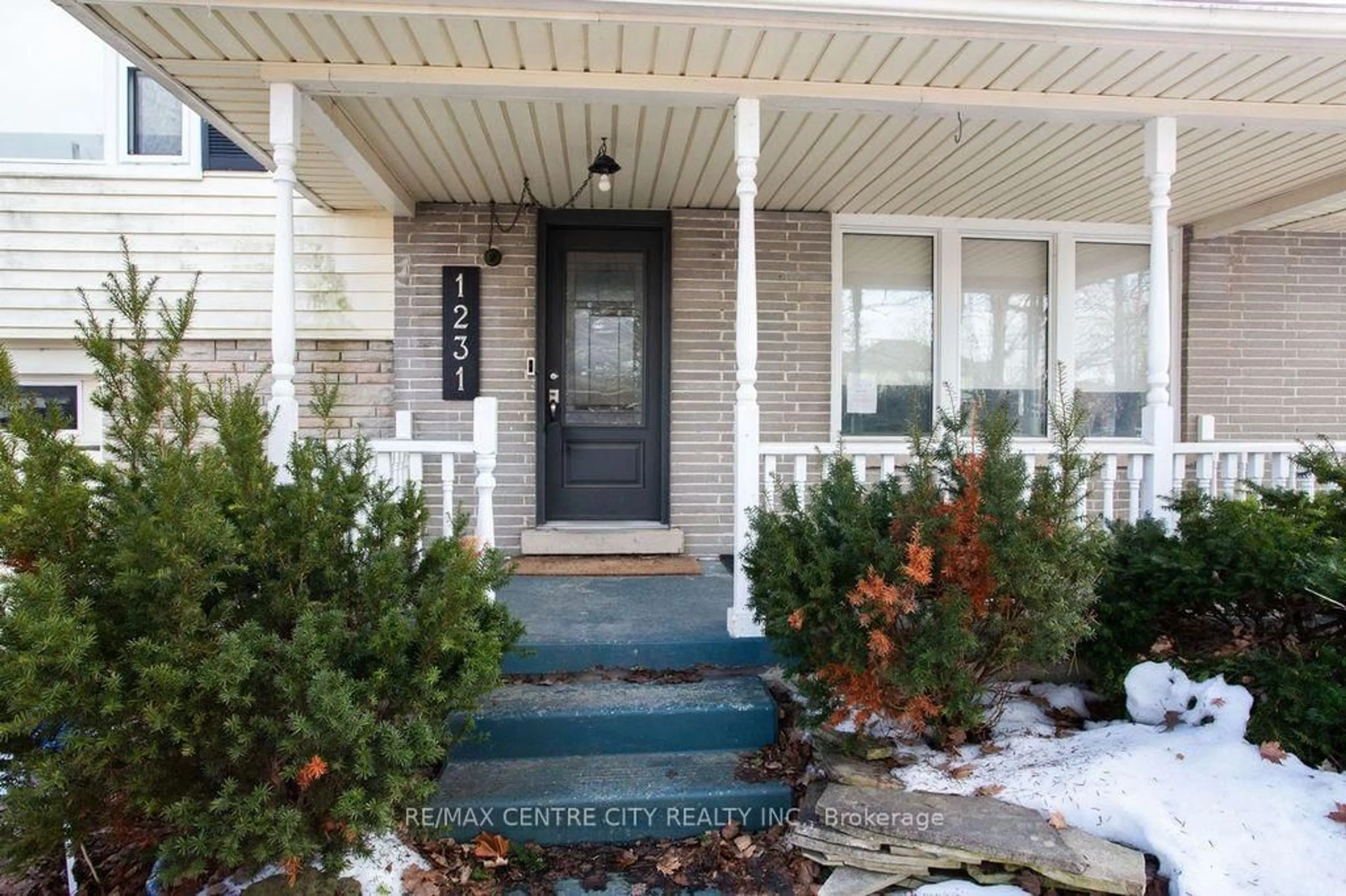Indoor entryway for 1231 Sunningdale Rd, London North Ontario N5X 4B1