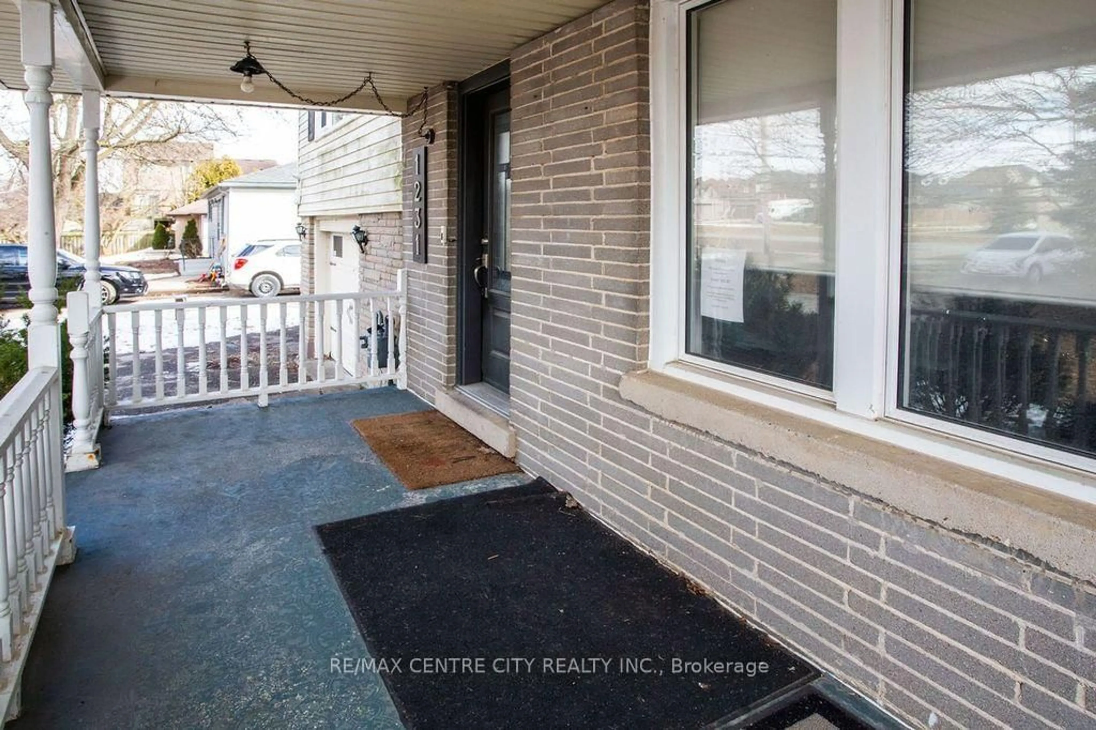 Indoor entryway for 1231 Sunningdale Rd, London North Ontario N5X 4B1