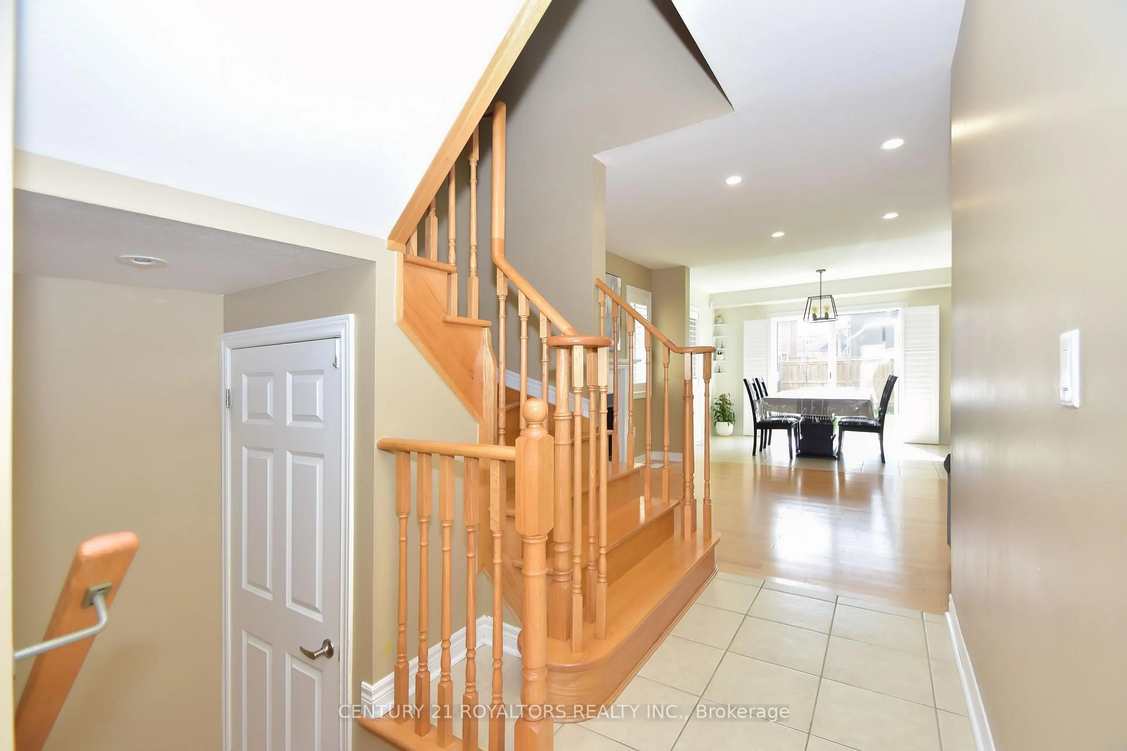 Indoor foyer for 386 Thompson St, Woodstock Ontario N4S 7W2