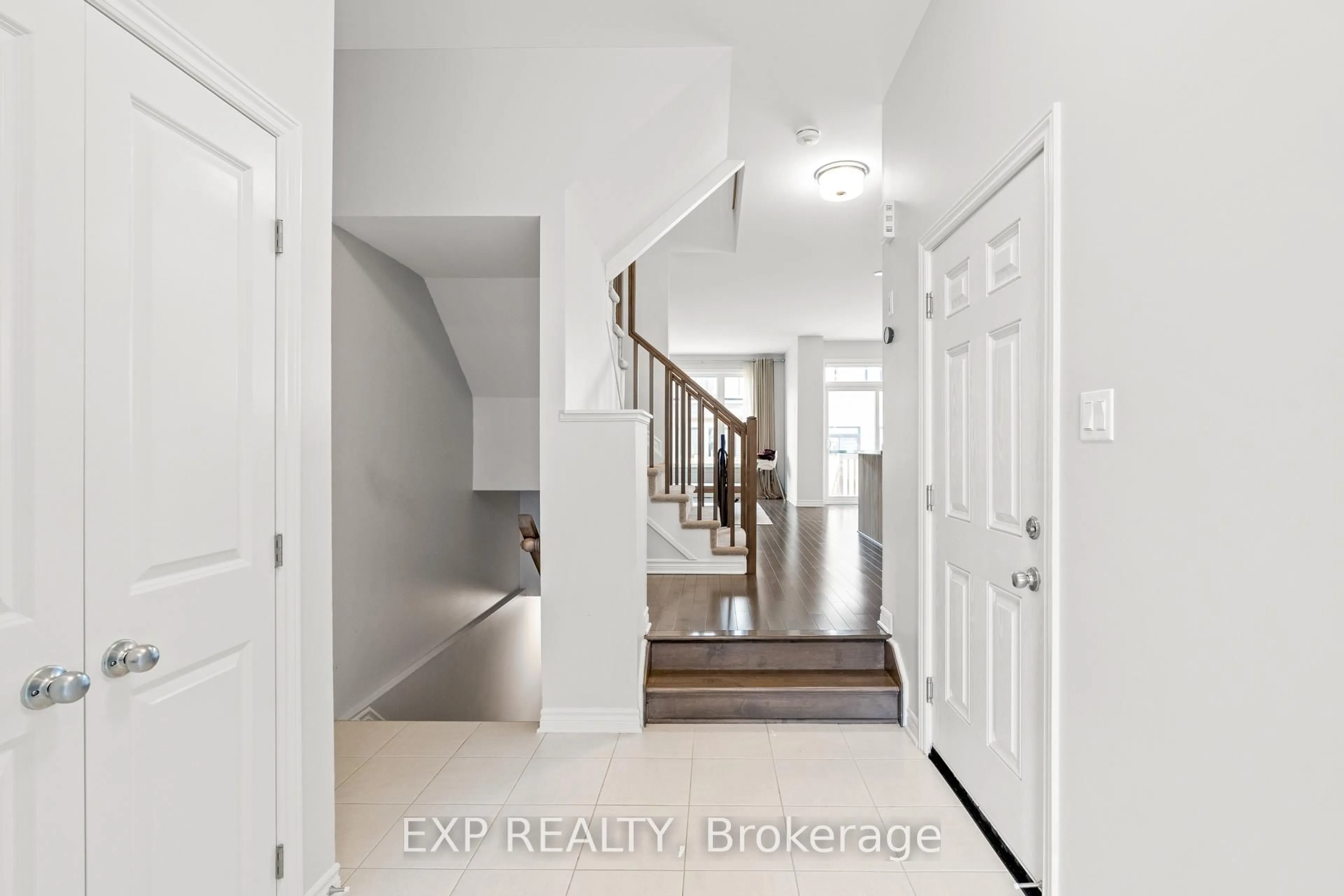 Indoor entryway for 163 Angelonia Cres, Ottawa Ontario K1T 3V9