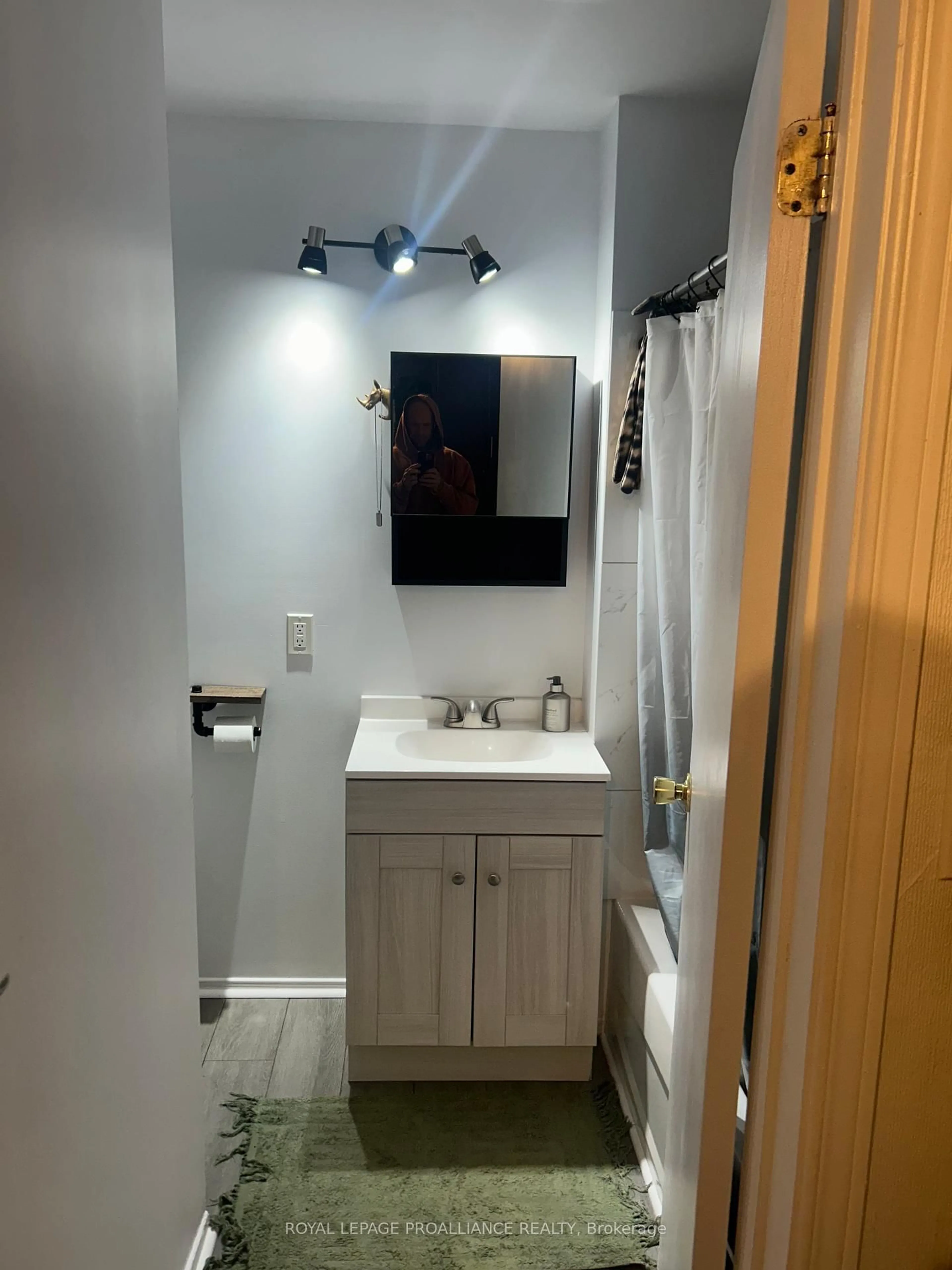 Standard bathroom, unknown for 187-189 Byron St, Quinte West Ontario K8V 2Y7