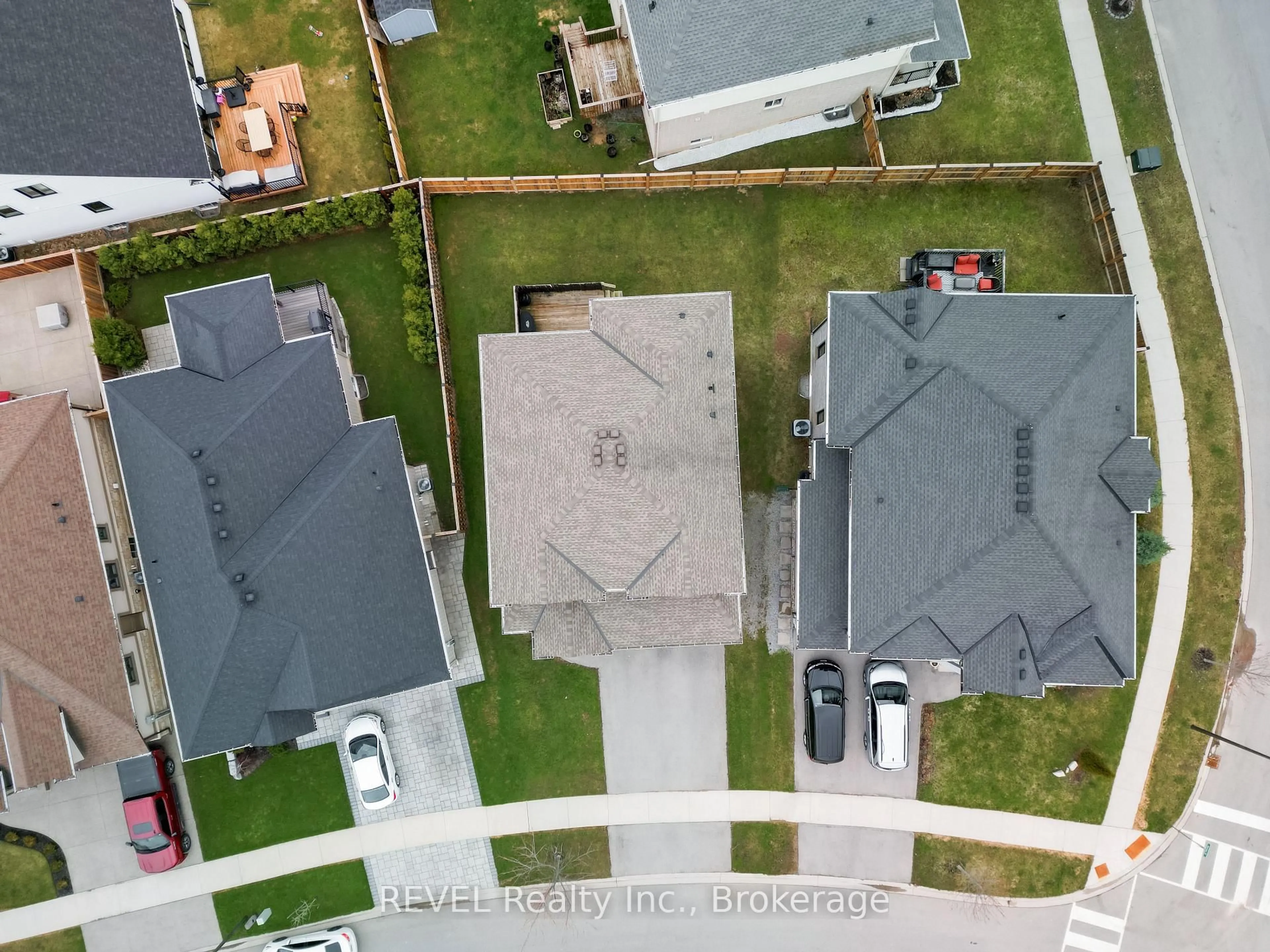 A pic from outside/outdoor area/front of a property/back of a property/a pic from drone, street for 29 BERGENSTEIN Cres, Pelham Ontario L0S 1E6
