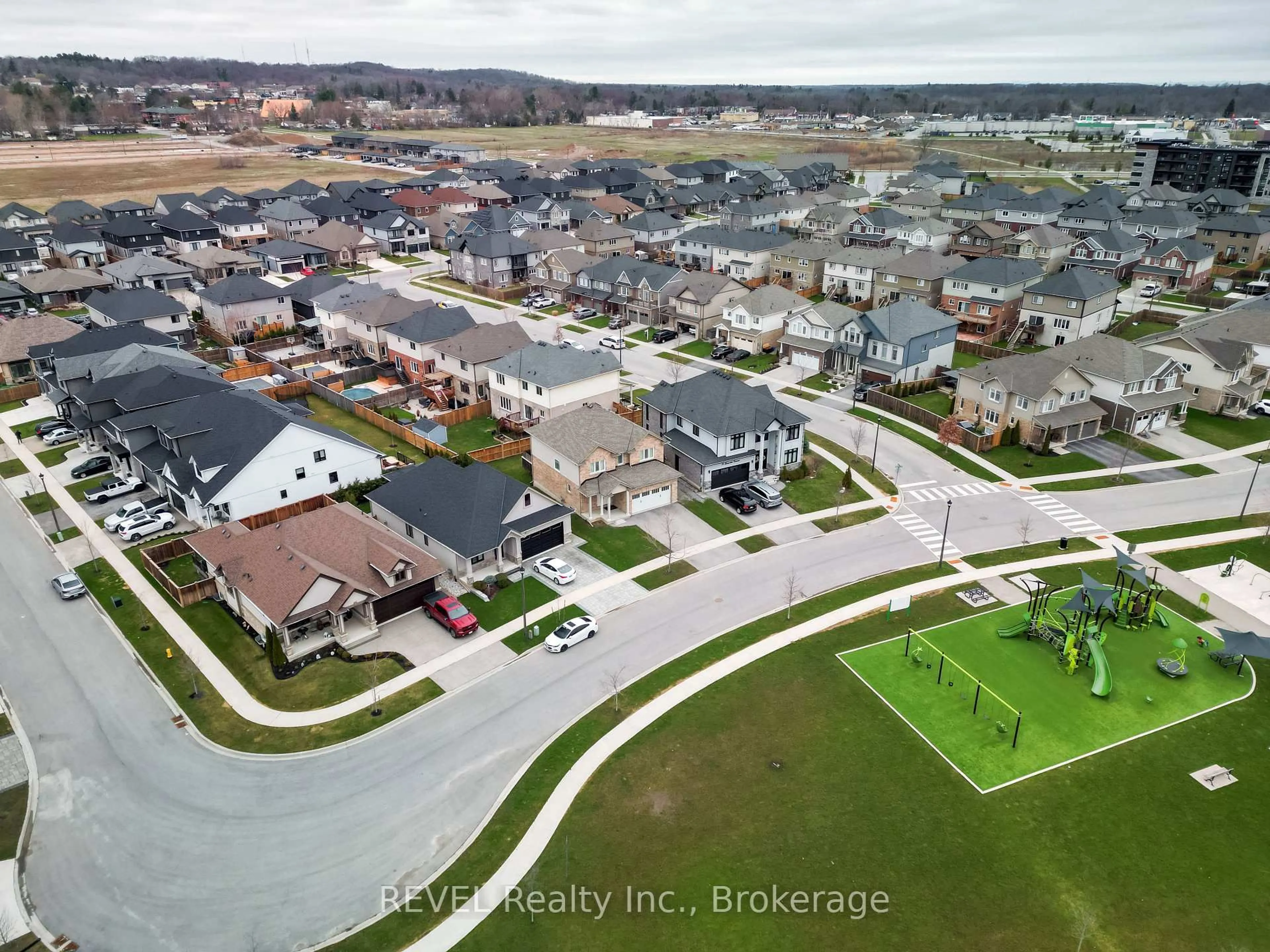 A pic from outside/outdoor area/front of a property/back of a property/a pic from drone, street for 29 BERGENSTEIN Cres, Pelham Ontario L0S 1E6