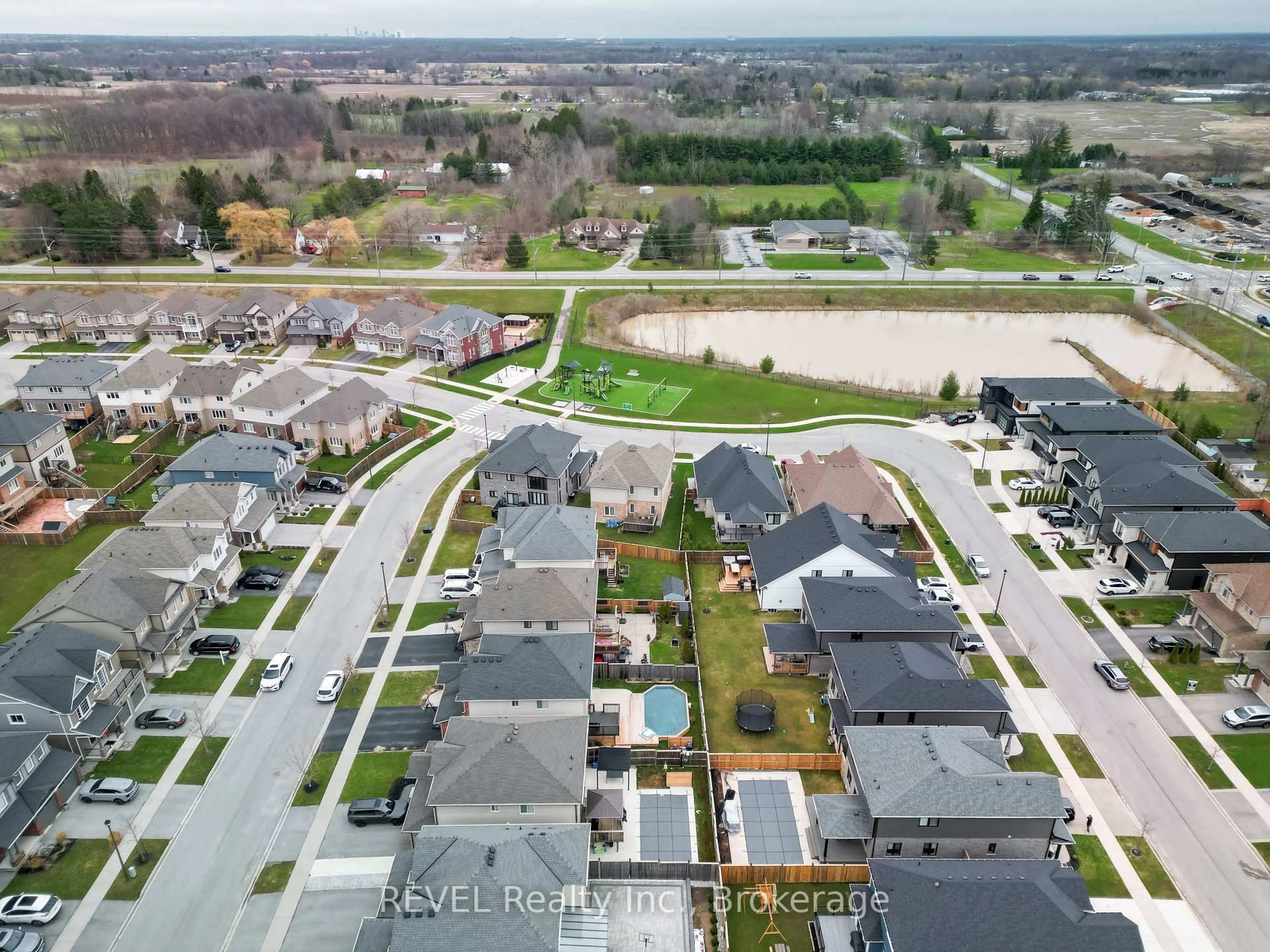 A pic from outside/outdoor area/front of a property/back of a property/a pic from drone, street for 29 BERGENSTEIN Cres, Pelham Ontario L0S 1E6