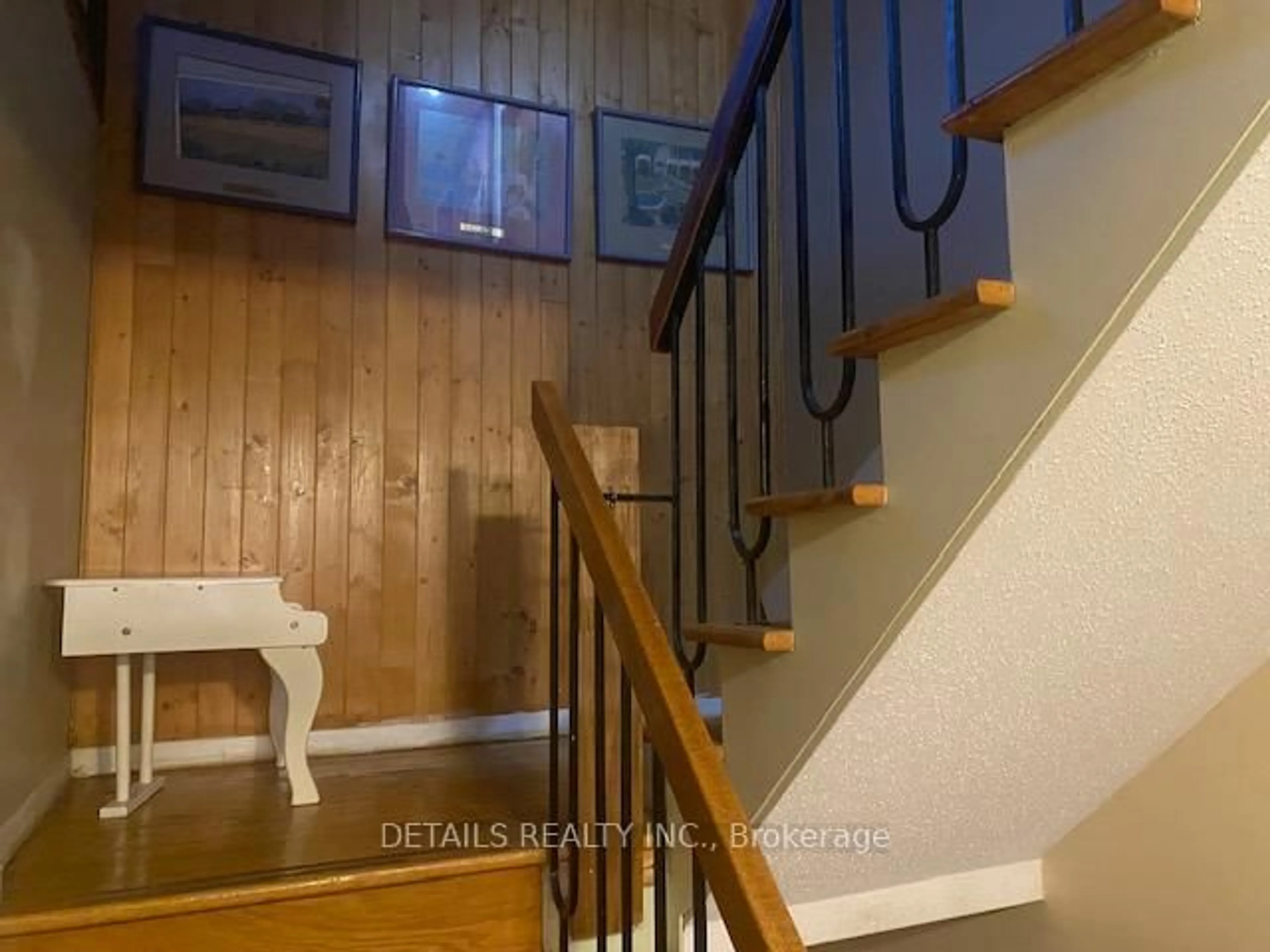 Stairs for 46 BEAUMARIS Dr, Ottawa Ontario K2H 7K3
